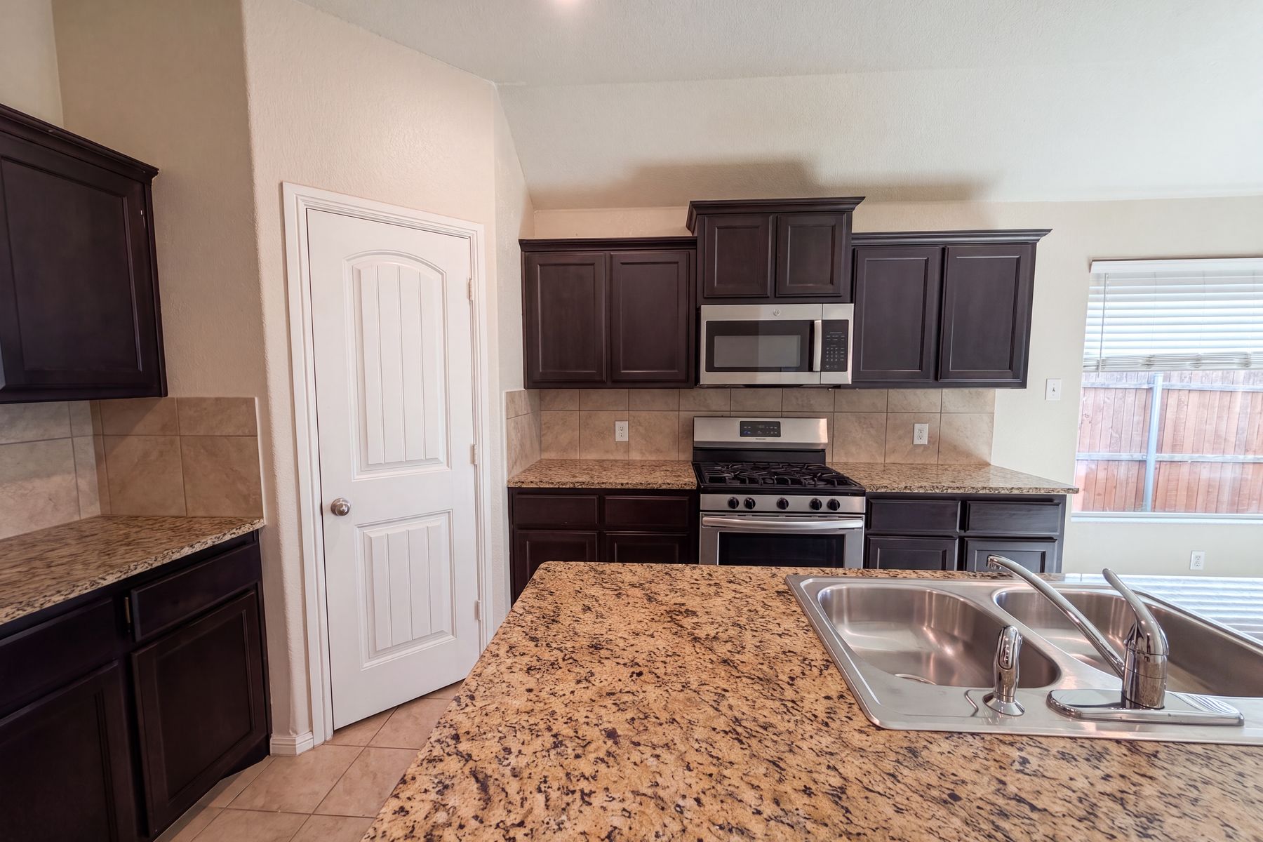 Photo 2 of 20 of 6337 Pontoon St, Fort Worth, TX
