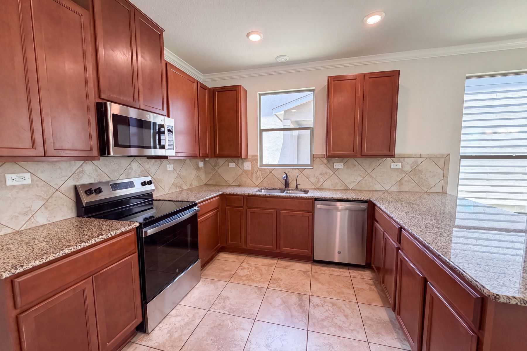 Photo 2 of 21 of 2100 Brandywine Dr, New Braunfels, TX