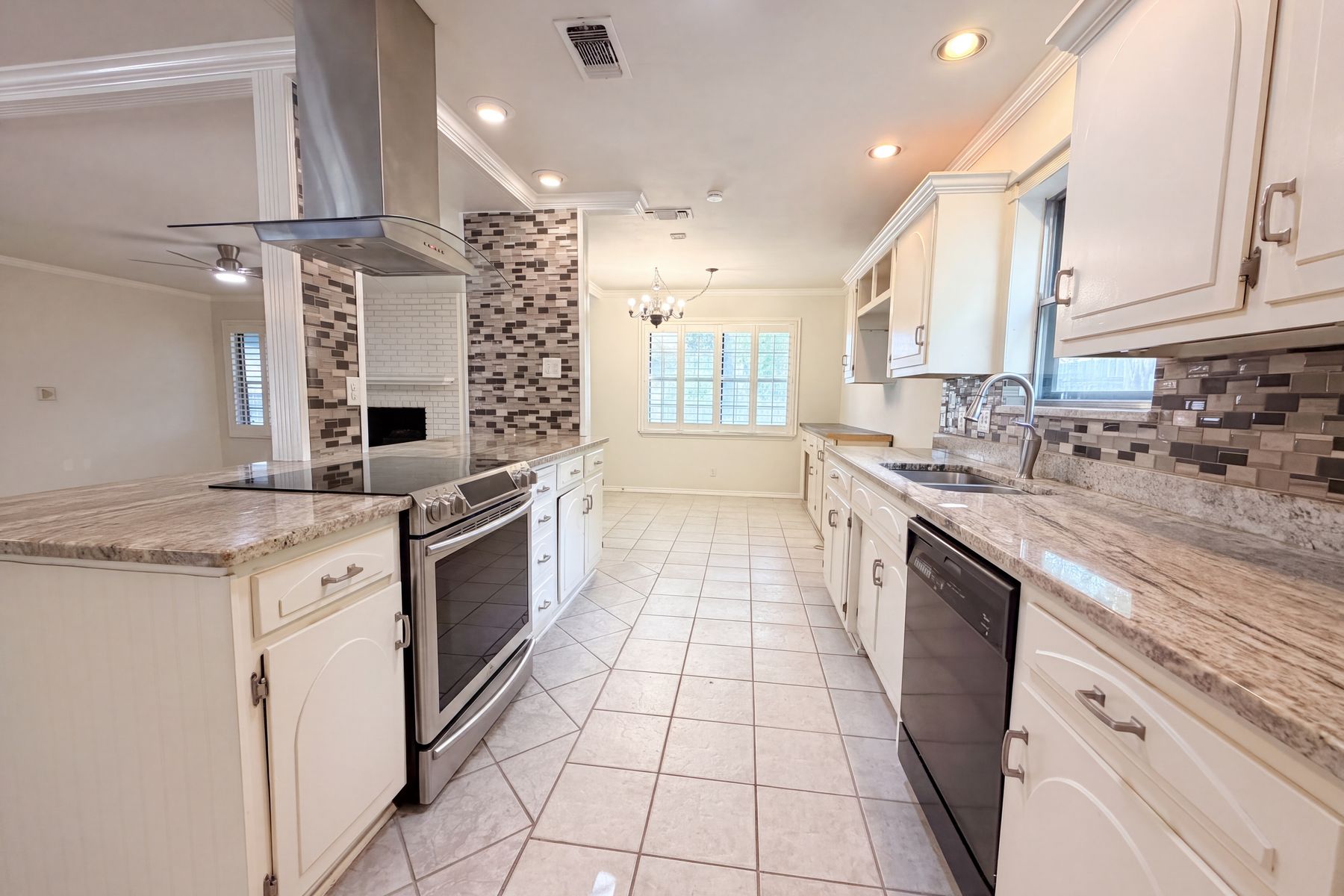 Photo 2 of 21 of 326 De Soto Dr, Universal City, TX
