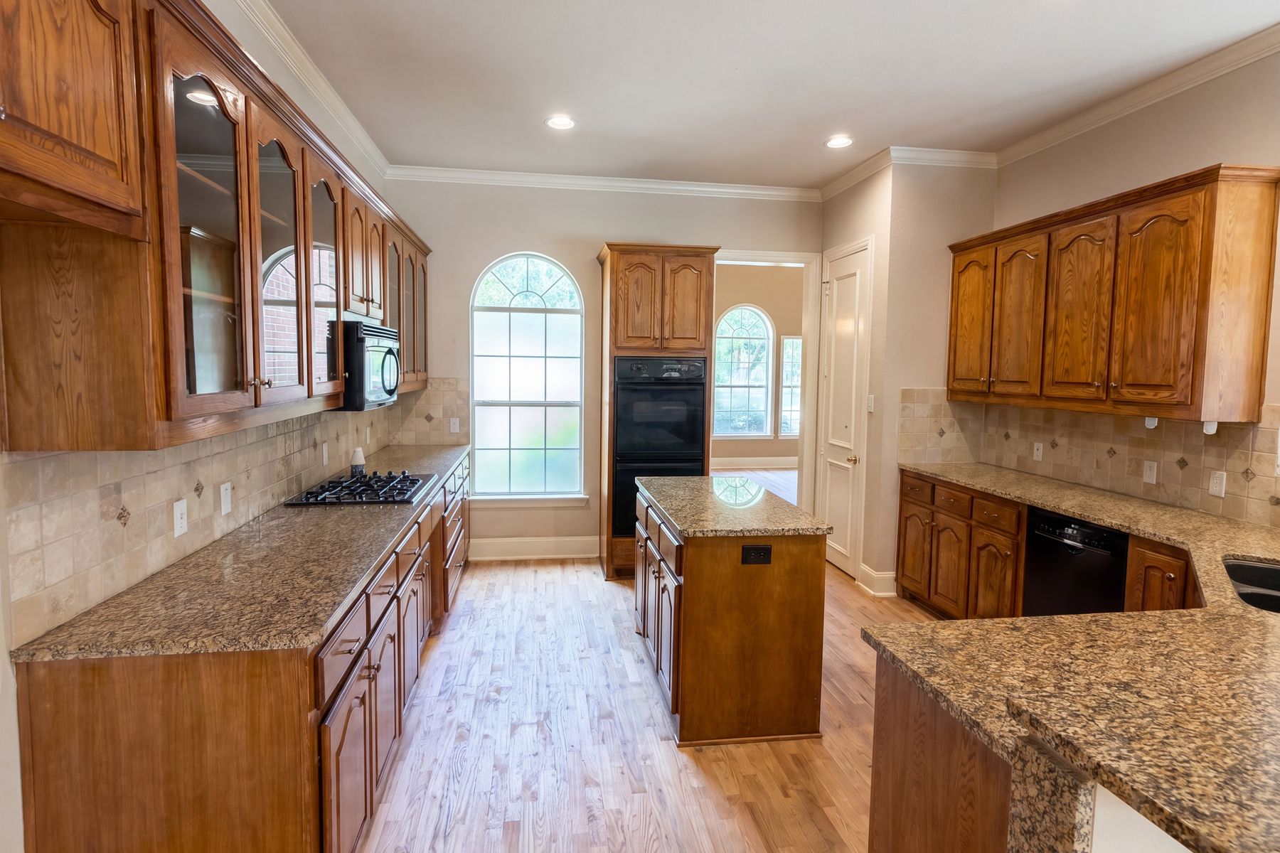 Photo 2 of 27 of 2533 Vista Creek Ct, Garland, TX