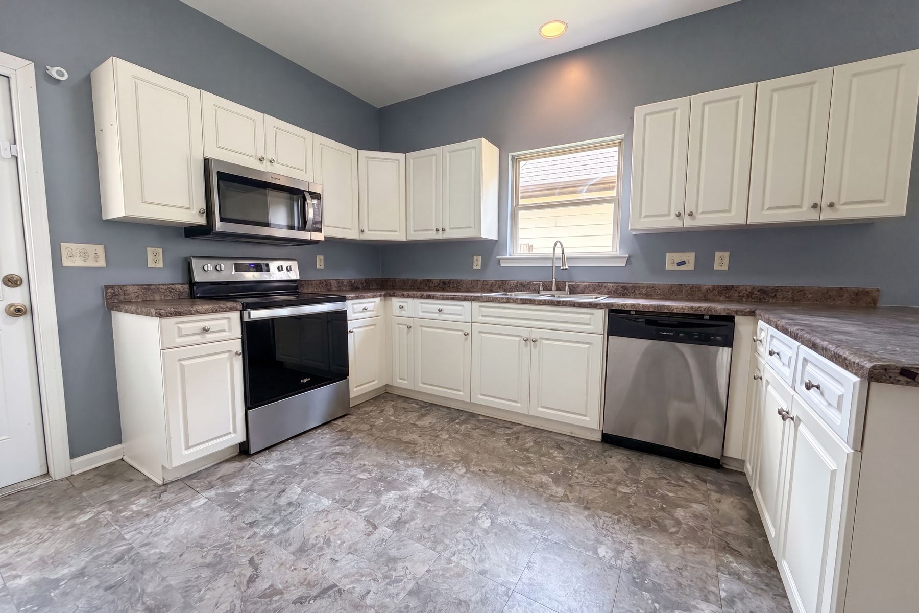 Photo 2 of 19 of 1124 Washington Dr, Moody, AL