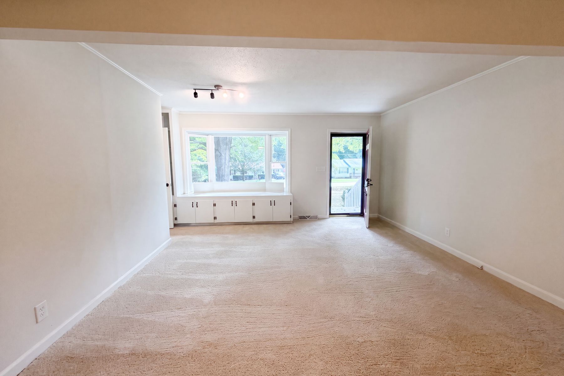 Property photo 3 of 1077 Allendale Cir