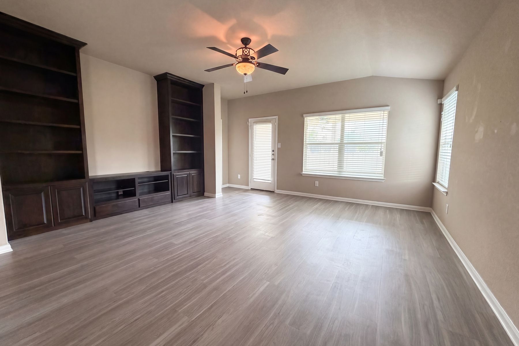 Property photo 3 of 789 Wolfeton Way