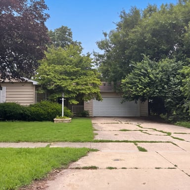 Property photo 1 of 912 Hollycrest Dr