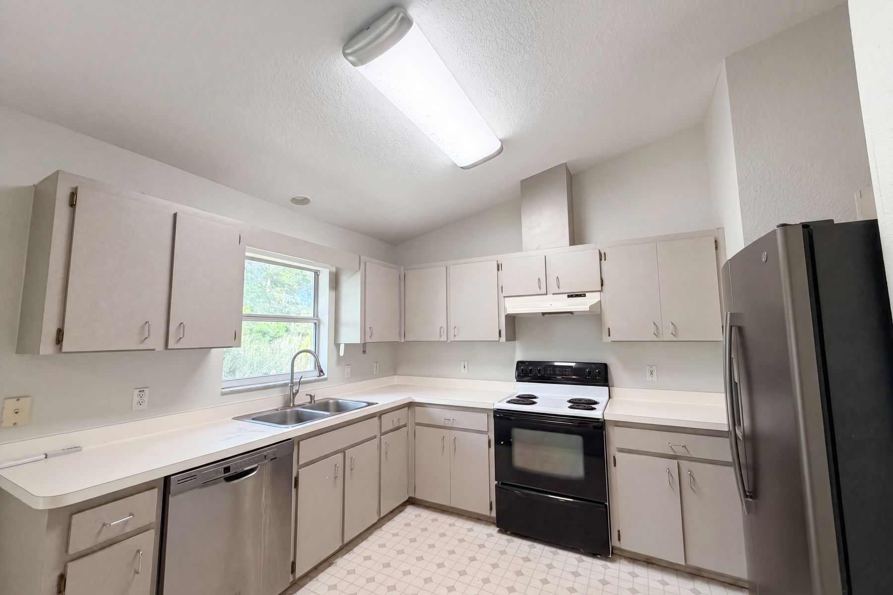Photo 2 of 25 of 17956 SW 25th Avenue Rd, Ocala, FL