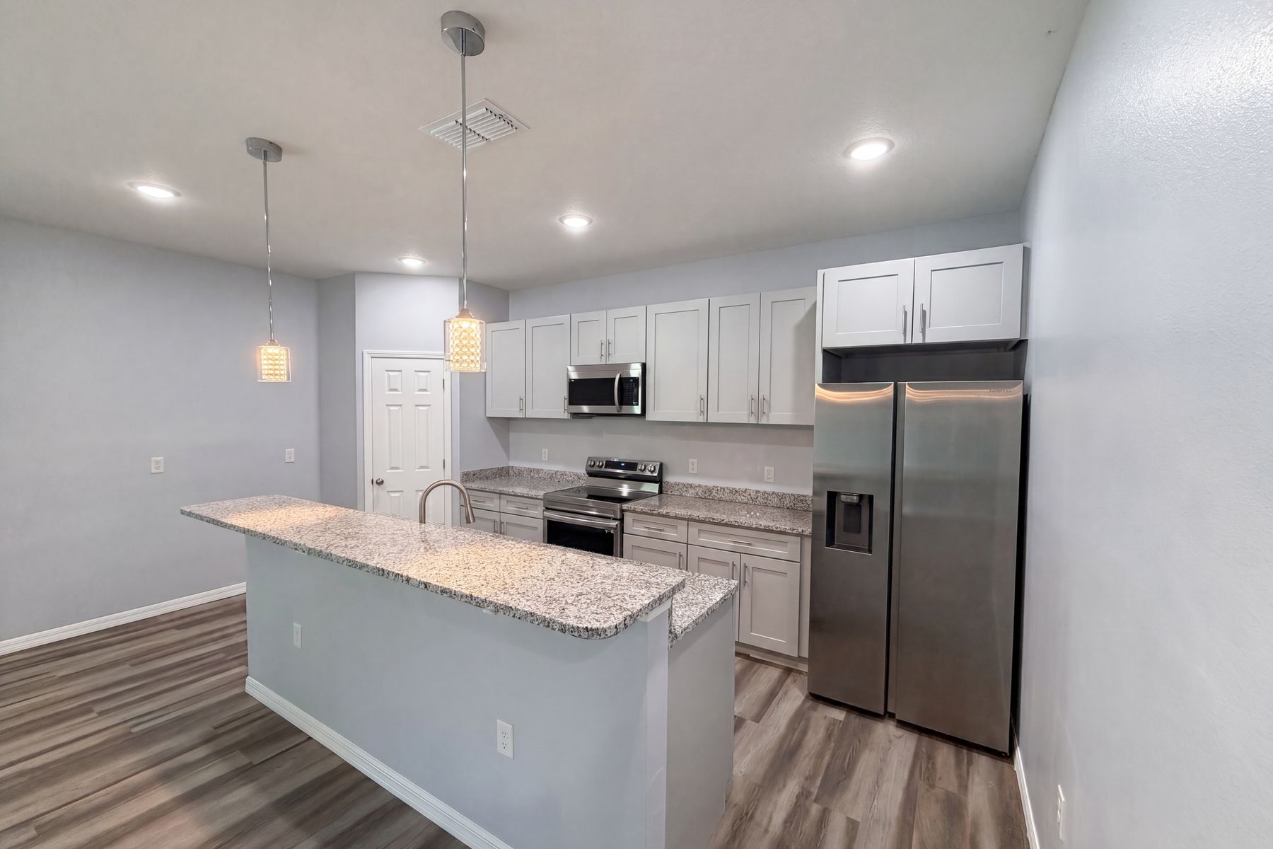 Photo 2 of 27 of 1013 W 11th St, Sanford, FL