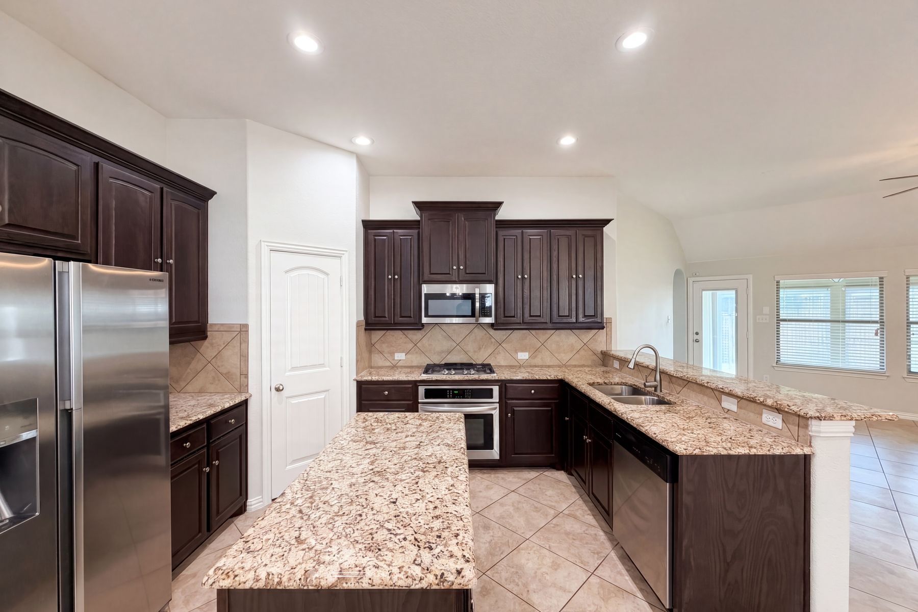 Photo 2 of 20 of 709 Ravenwood Dr, Saginaw, TX