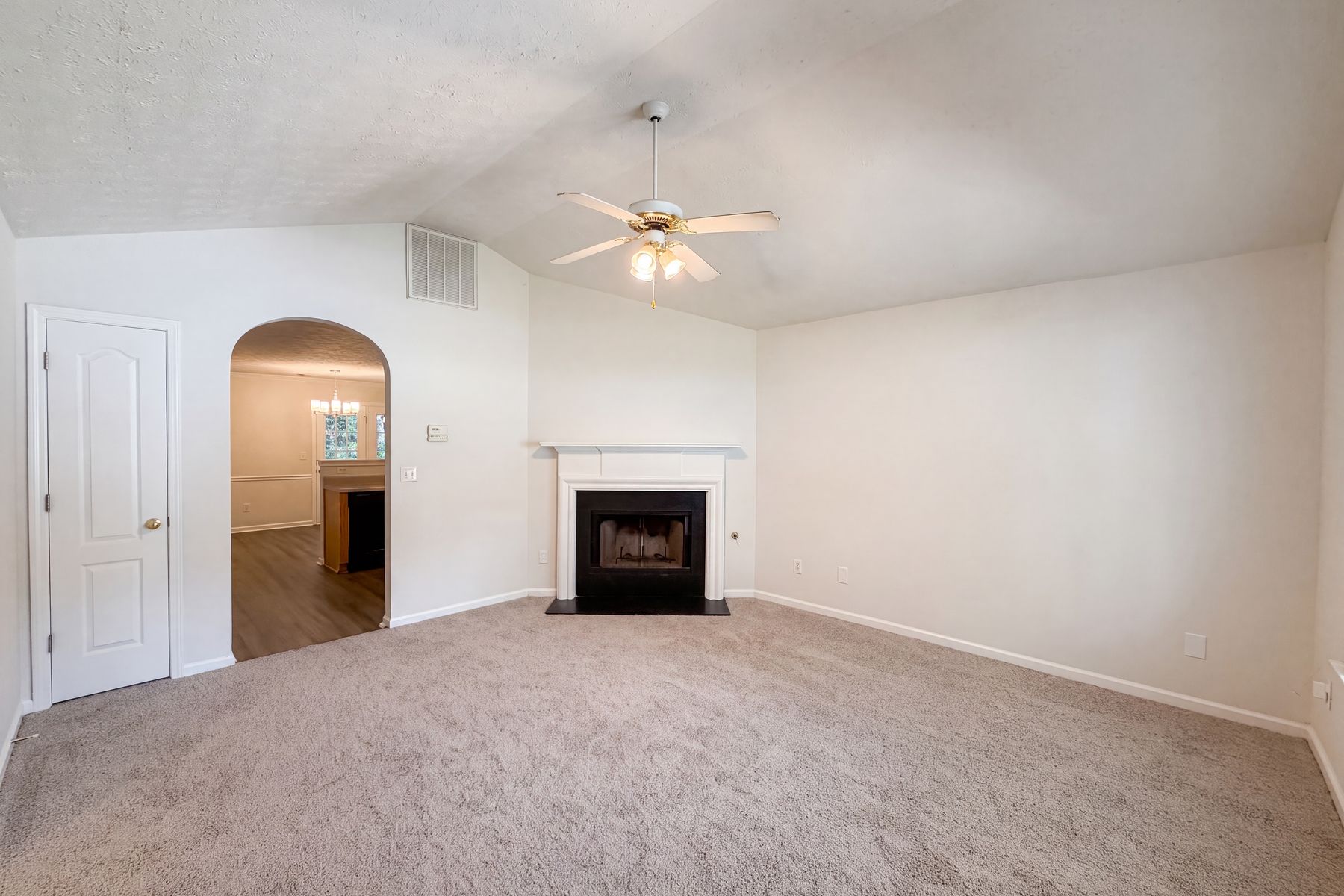 Property photo 3 of 10543 Crabtree Dr