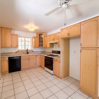 Property photo 2 of 1426 E Williams St