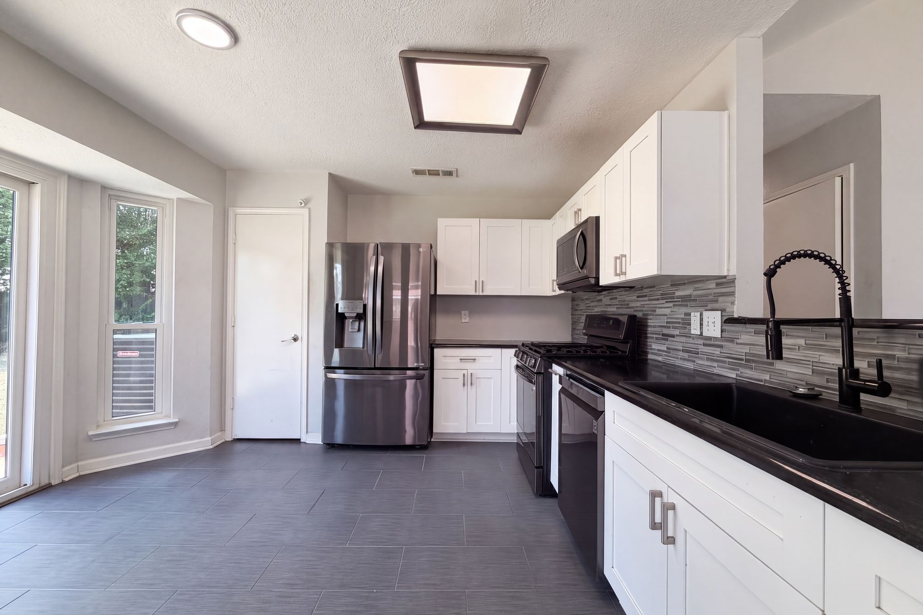 Photo 2 of 19 of 2831 Red Oak Dr, Grand Prairie, TX