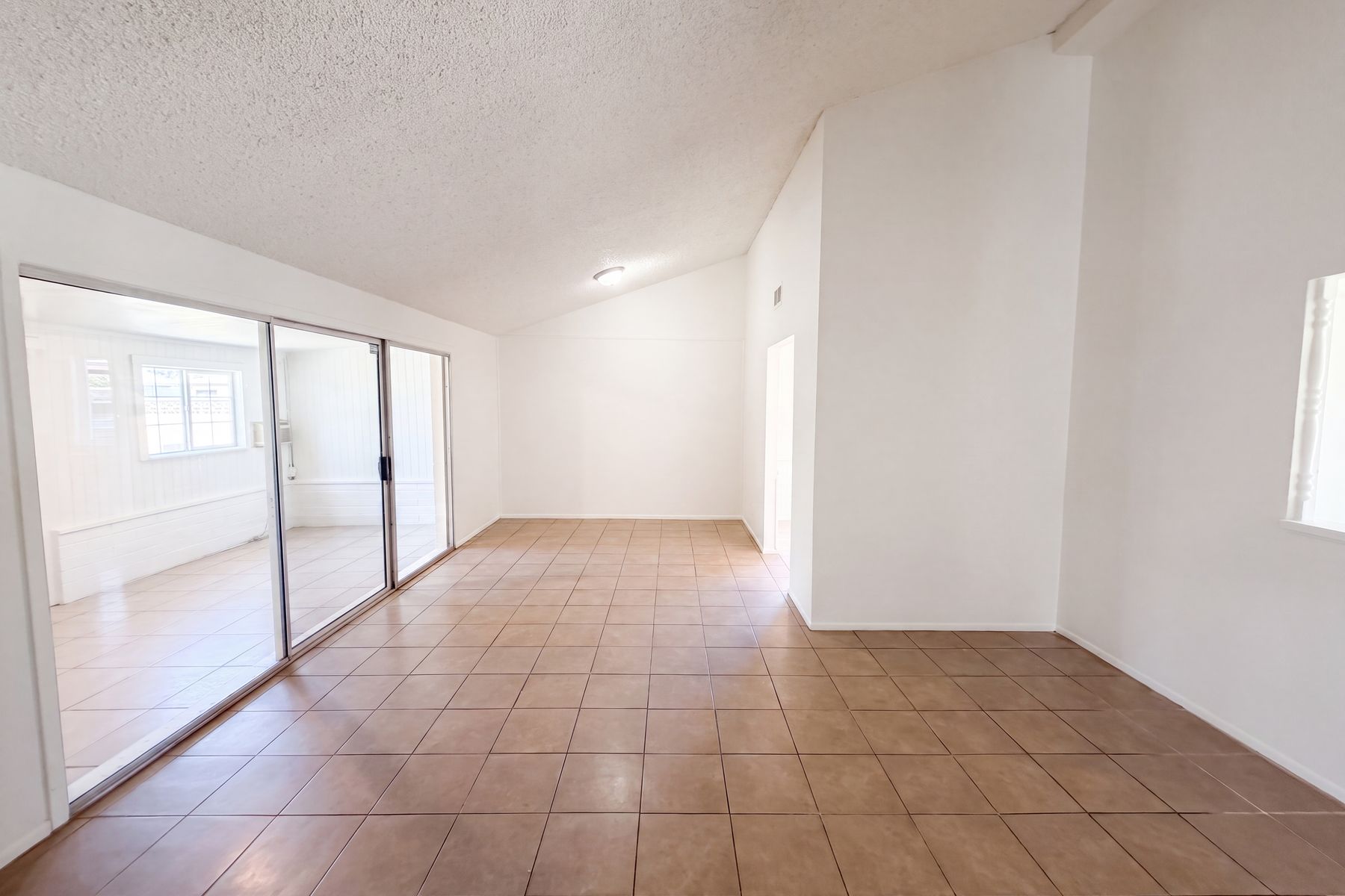 Property photo 3 of 5617 W Hatcher Rd