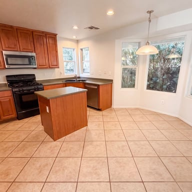 Property photo 2 of 1214 E Frances Ln