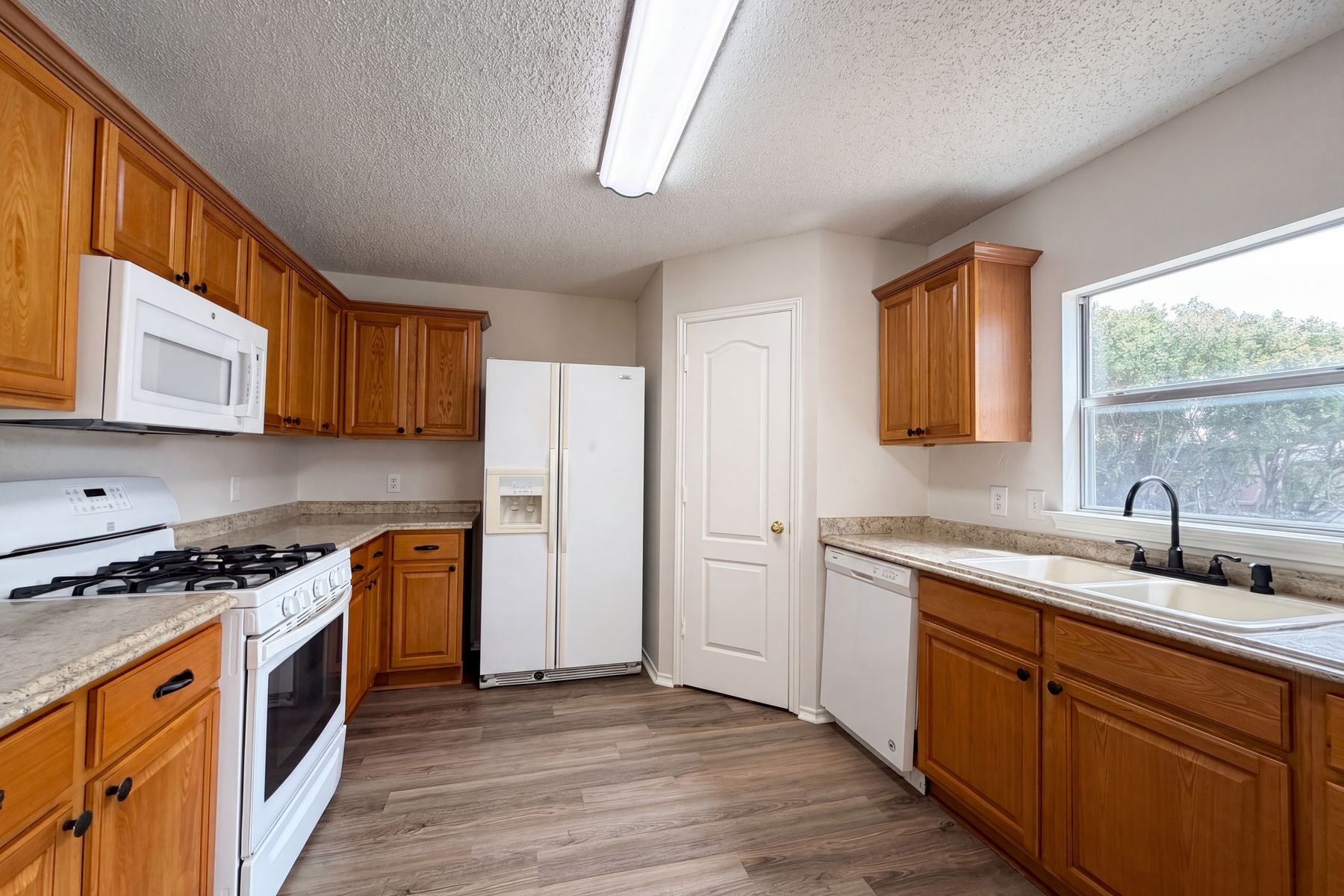 Photo 2 of 19 of 7001 Edmundson Dr, Arlington, TX