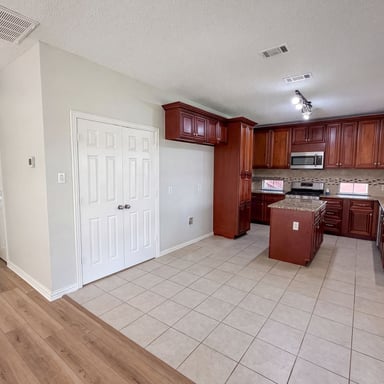 Property photo 2 of 317 Riverwalk Ln