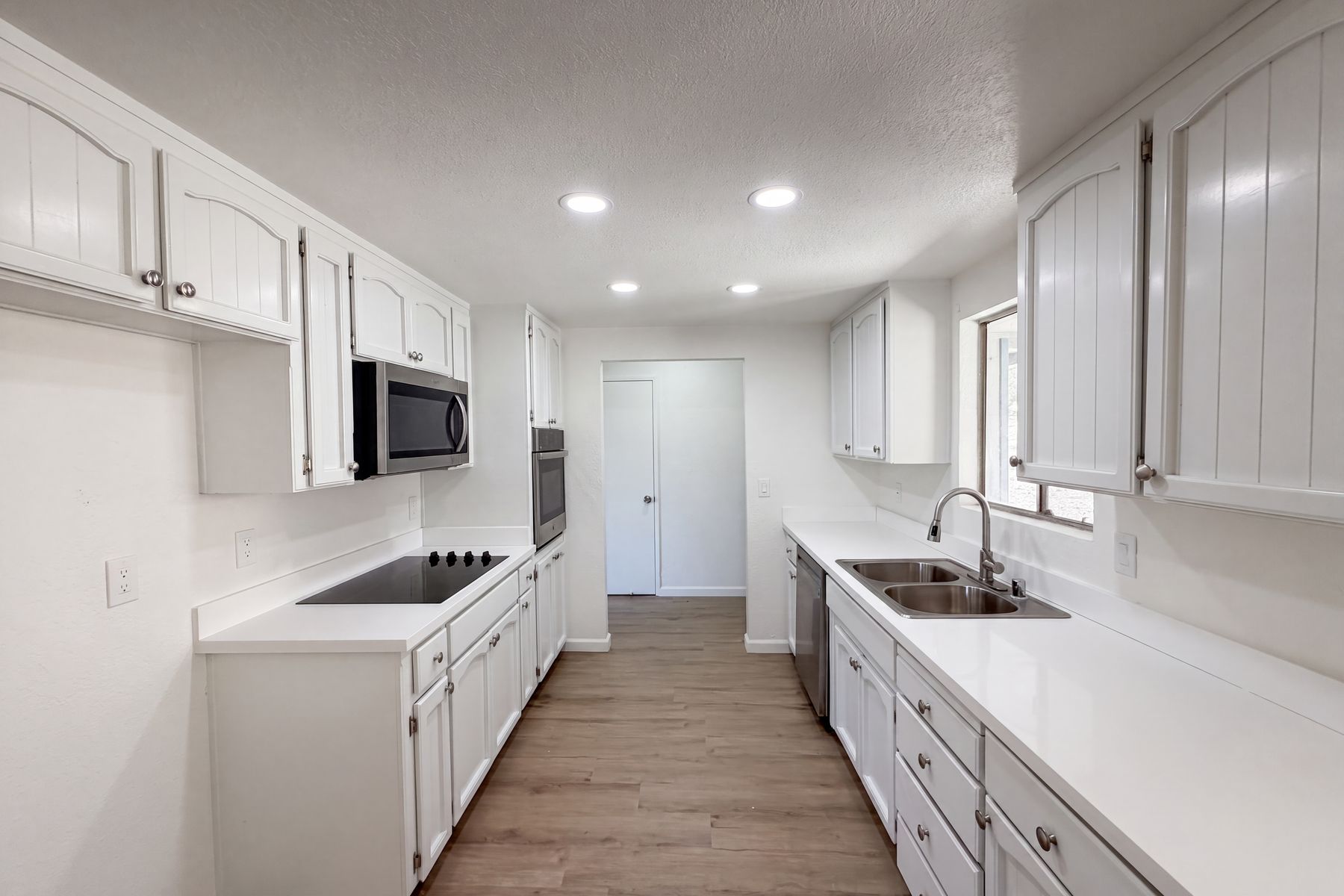 Photo 2 of 29 of 6041 Thornicroft Dr, Valley Springs, CA