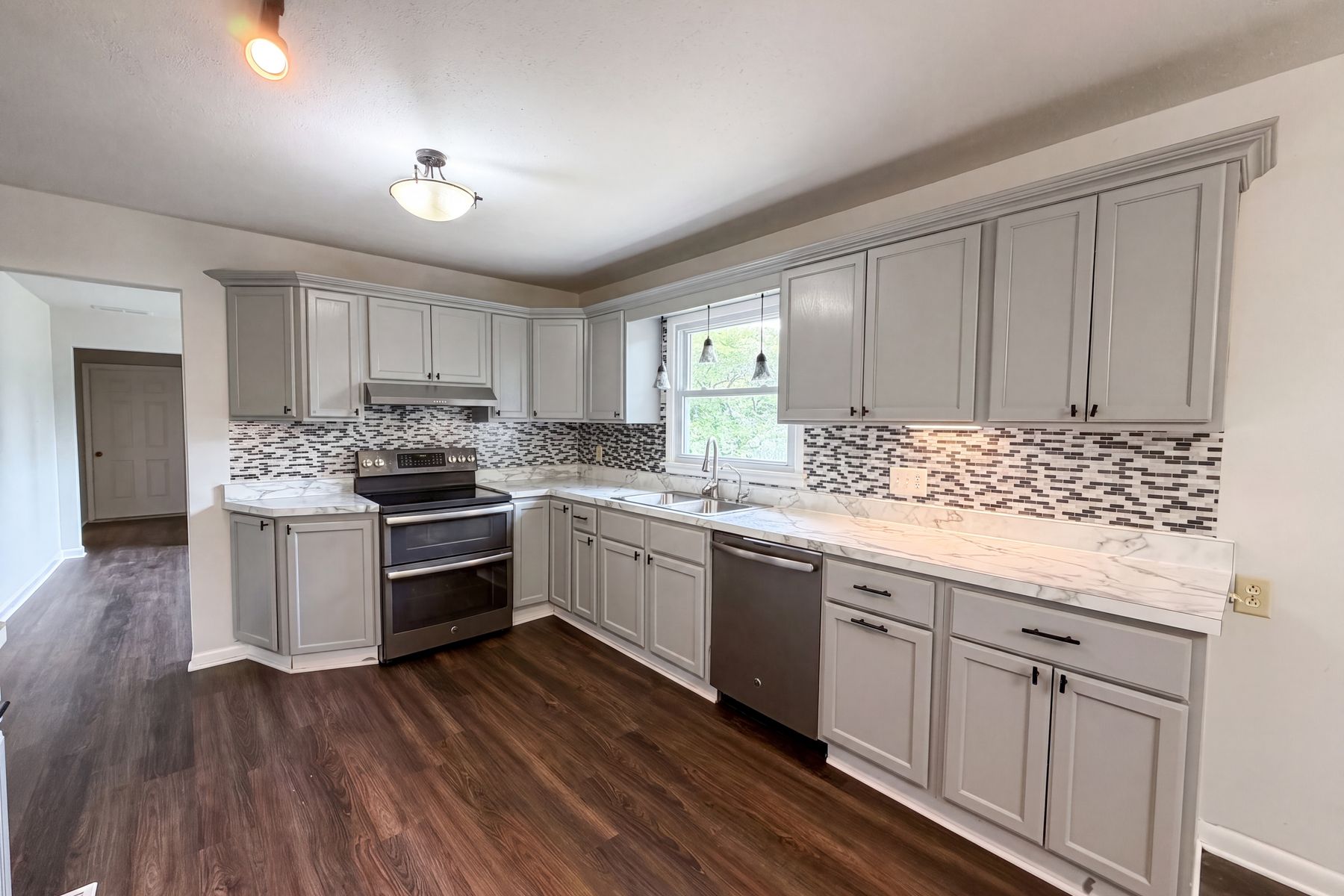 Photo 2 of 22 of 902 W Highland Dr, Shelbyville, IN