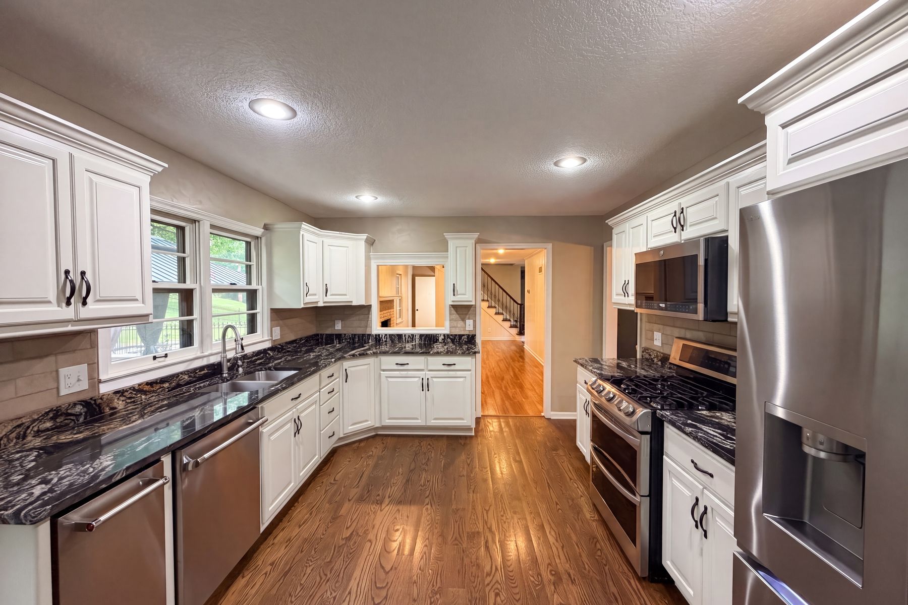 Photo 2 of 23 of 4321 NW Briarcliff Ln, Kansas City, MO
