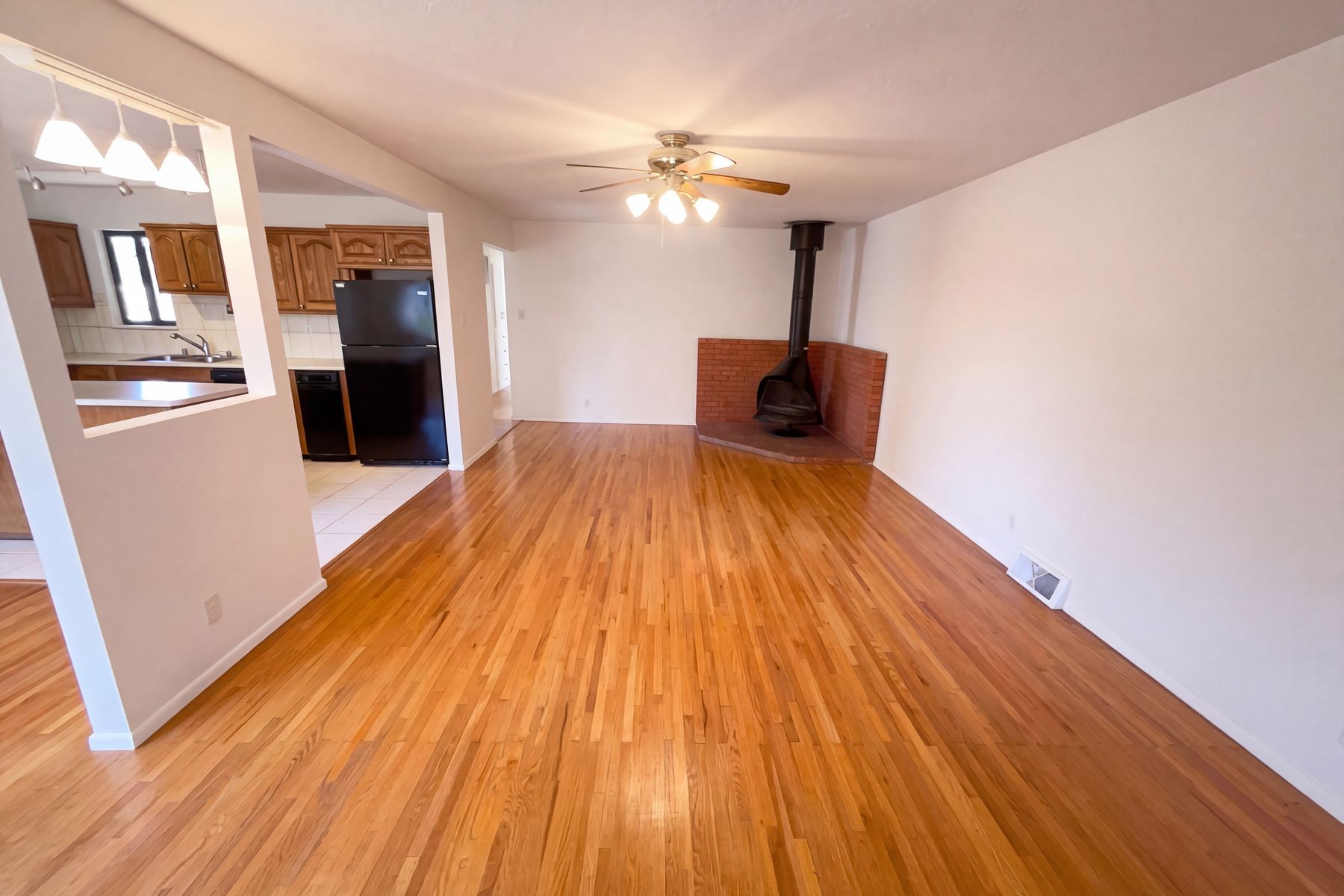 Property photo 3 of 3336 Betts Dr NE