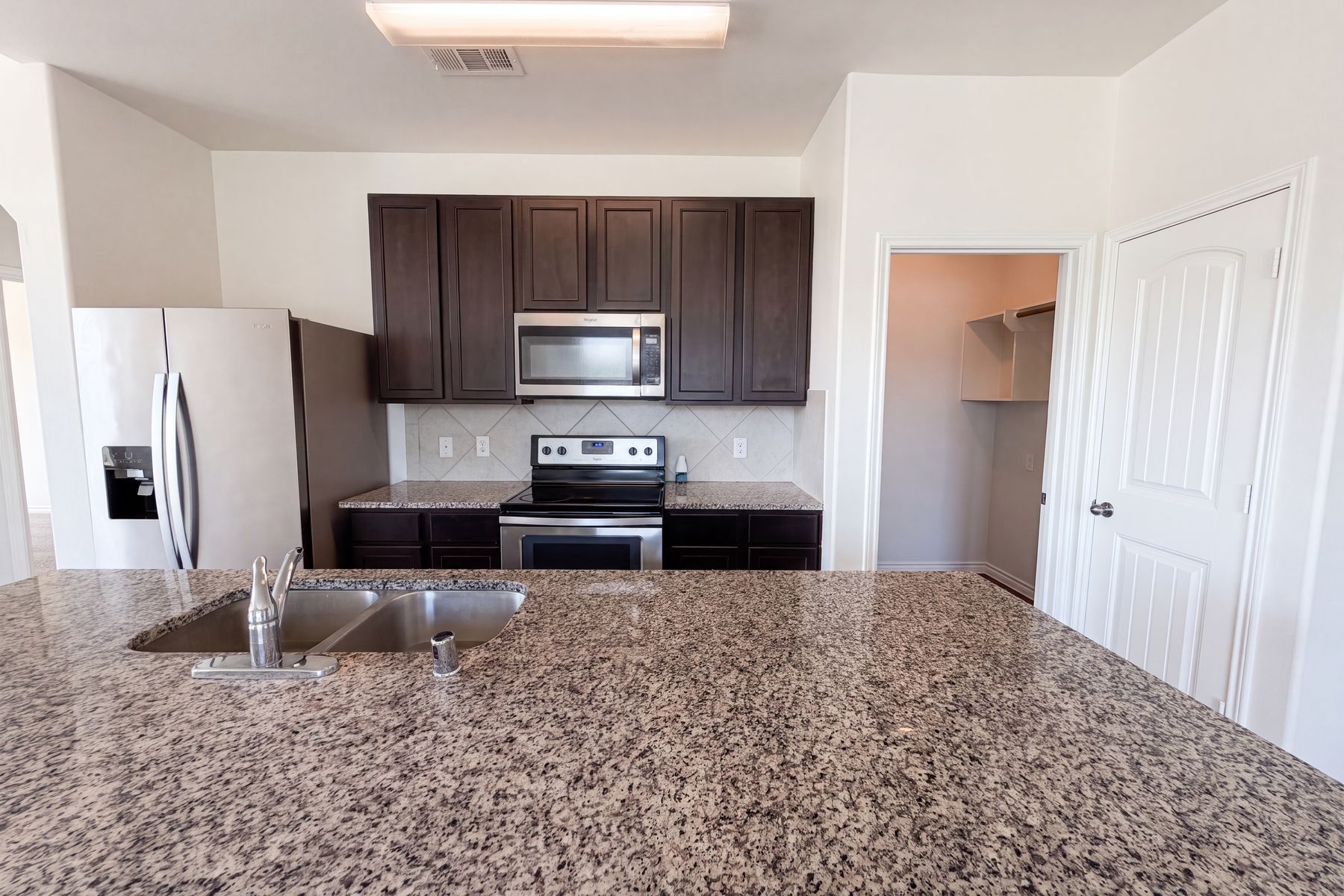 Photo 2 of 21 of 1713 Blue Jay Dr, Ennis, TX