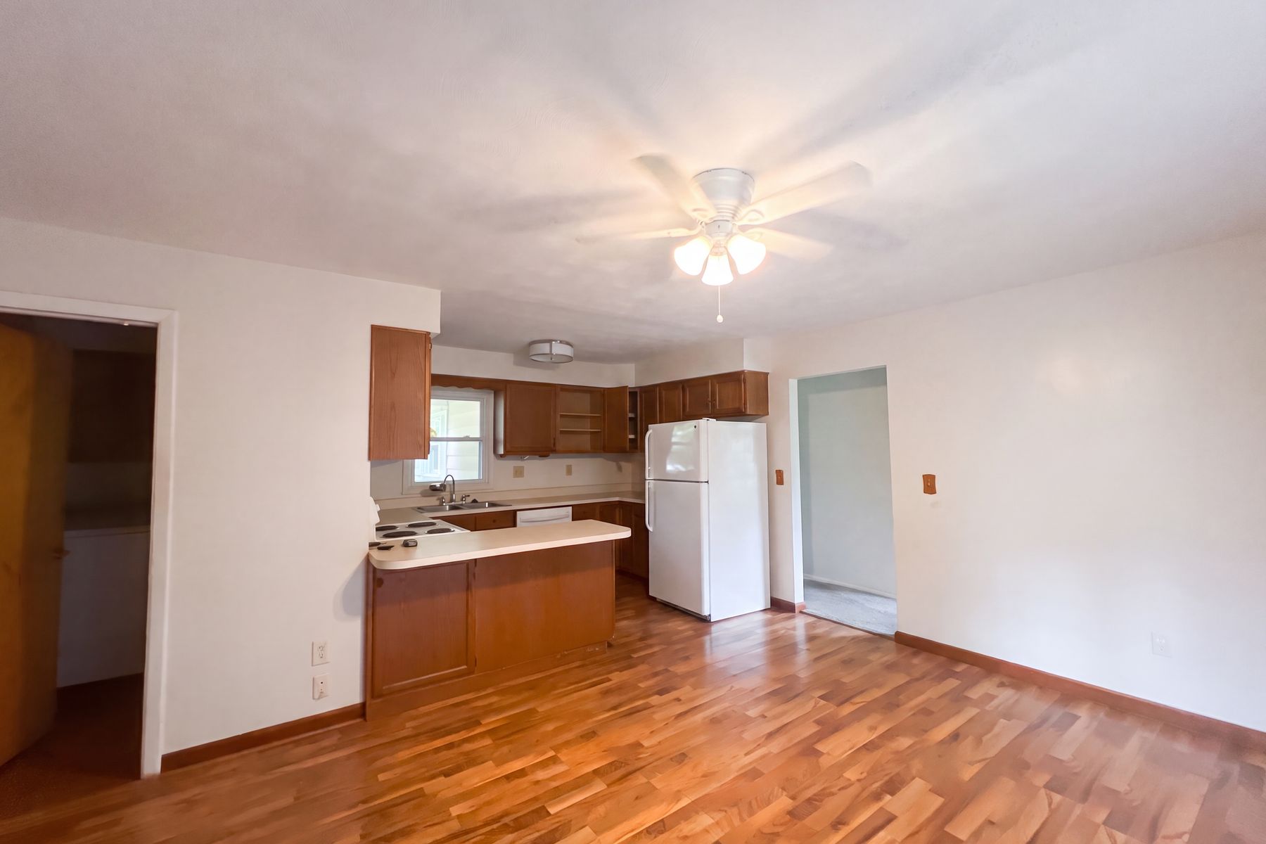 Photo 2 of 16 of 912 Hollycrest Dr, Champaign, IL