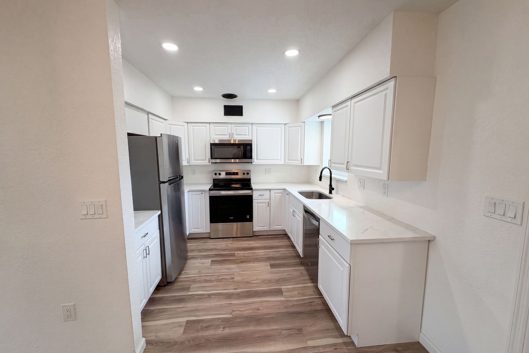 Photo 2 of 19 of 567 Baywood Dr N, Dunedin, FL