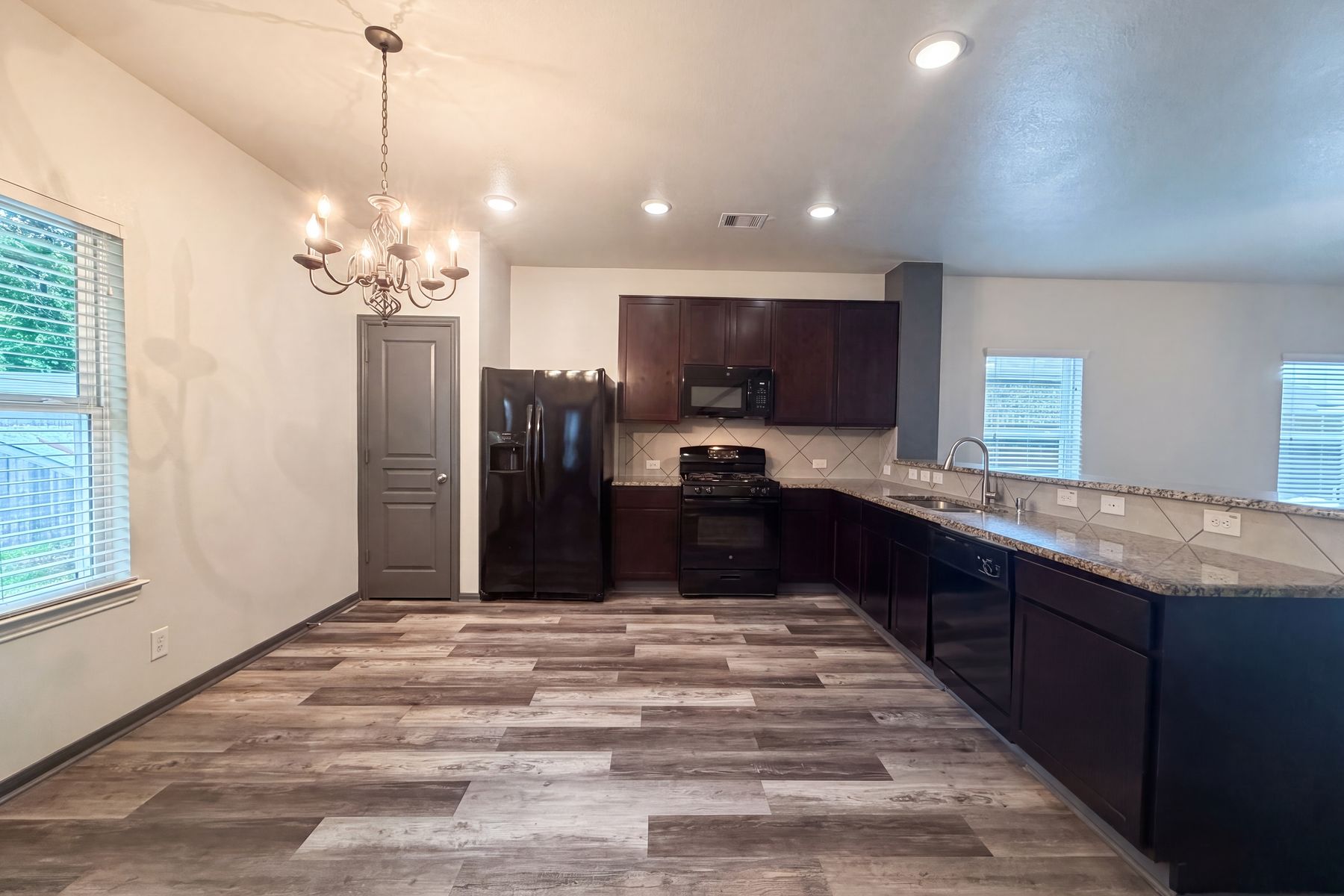 Photo 2 of 22 of 18664 Legend Oaks Dr, Magnolia, TX