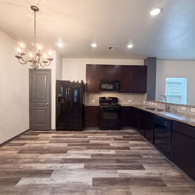 Property photo 2 of 18664 Legend Oaks Dr