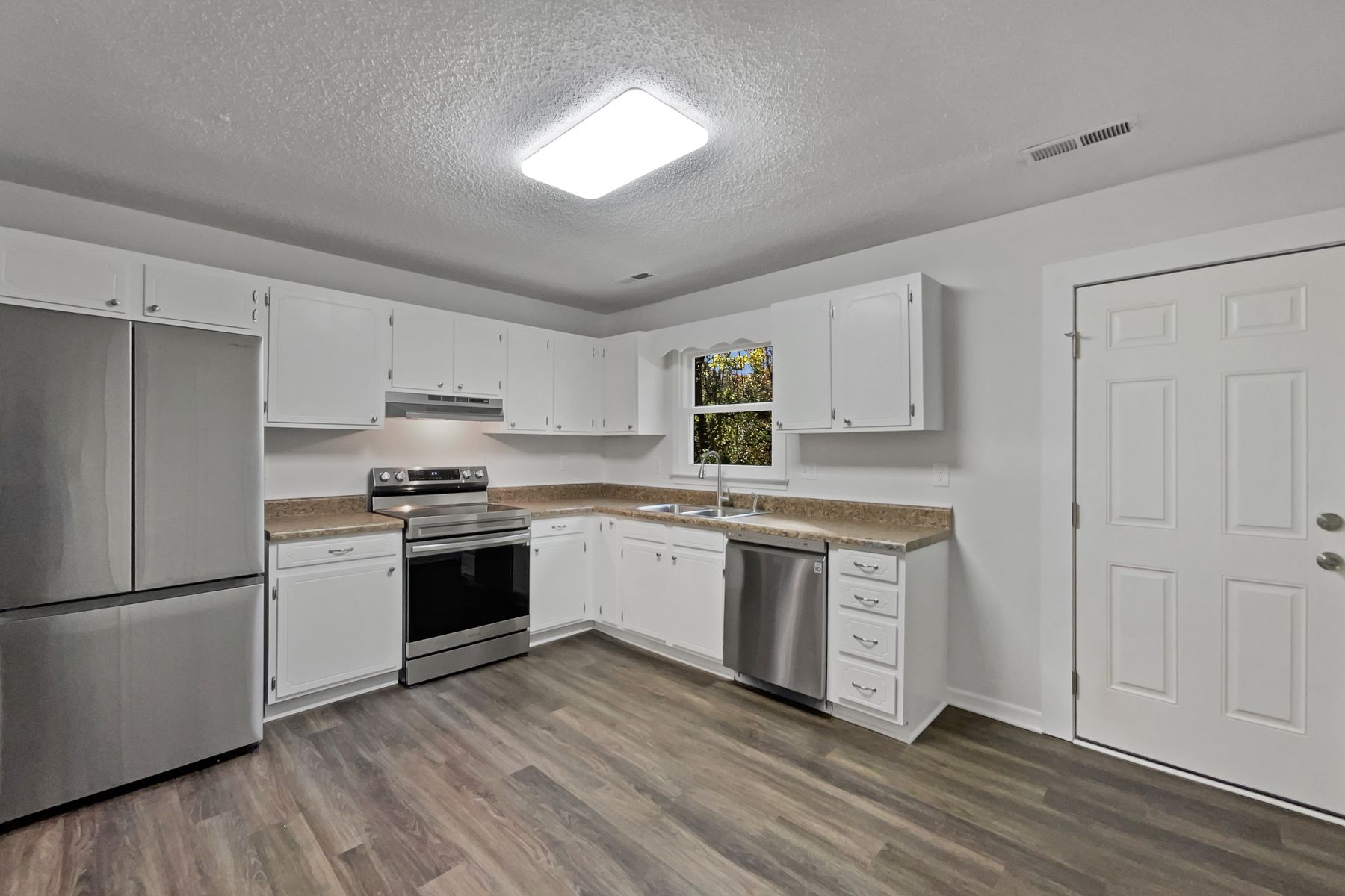 Photo 2 of 18 of 4051 Gordon Ct, Winston Salem, NC