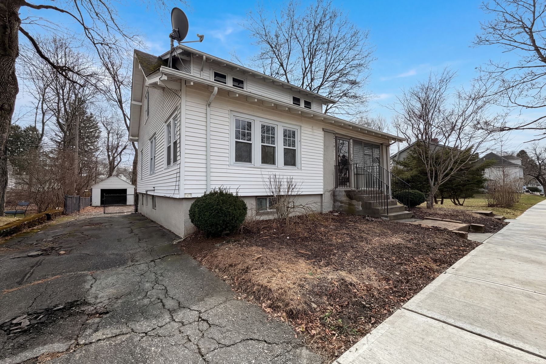 Photo 2 of 21 of 10 Perrot St, Worcester, MA