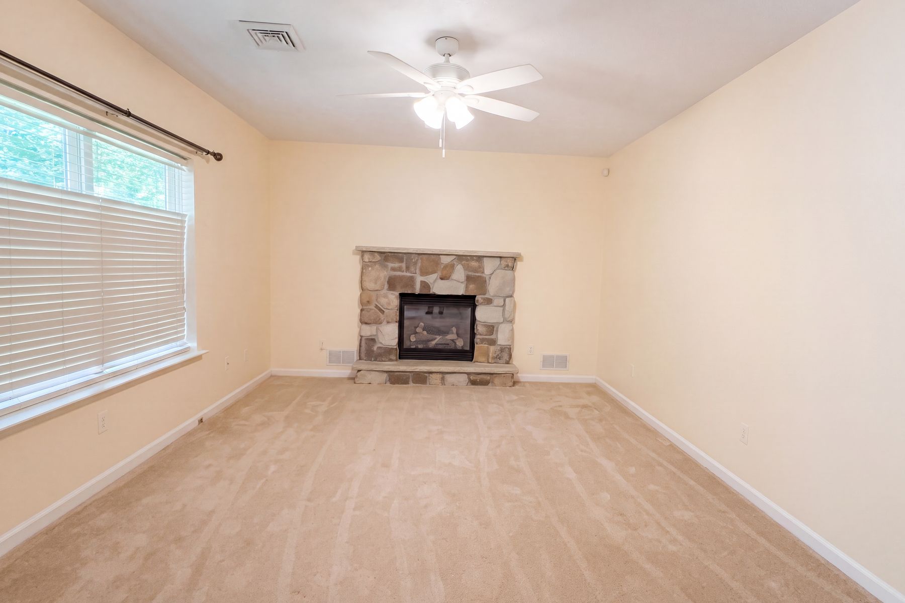 Property photo 3 of 814 Clearview Dr