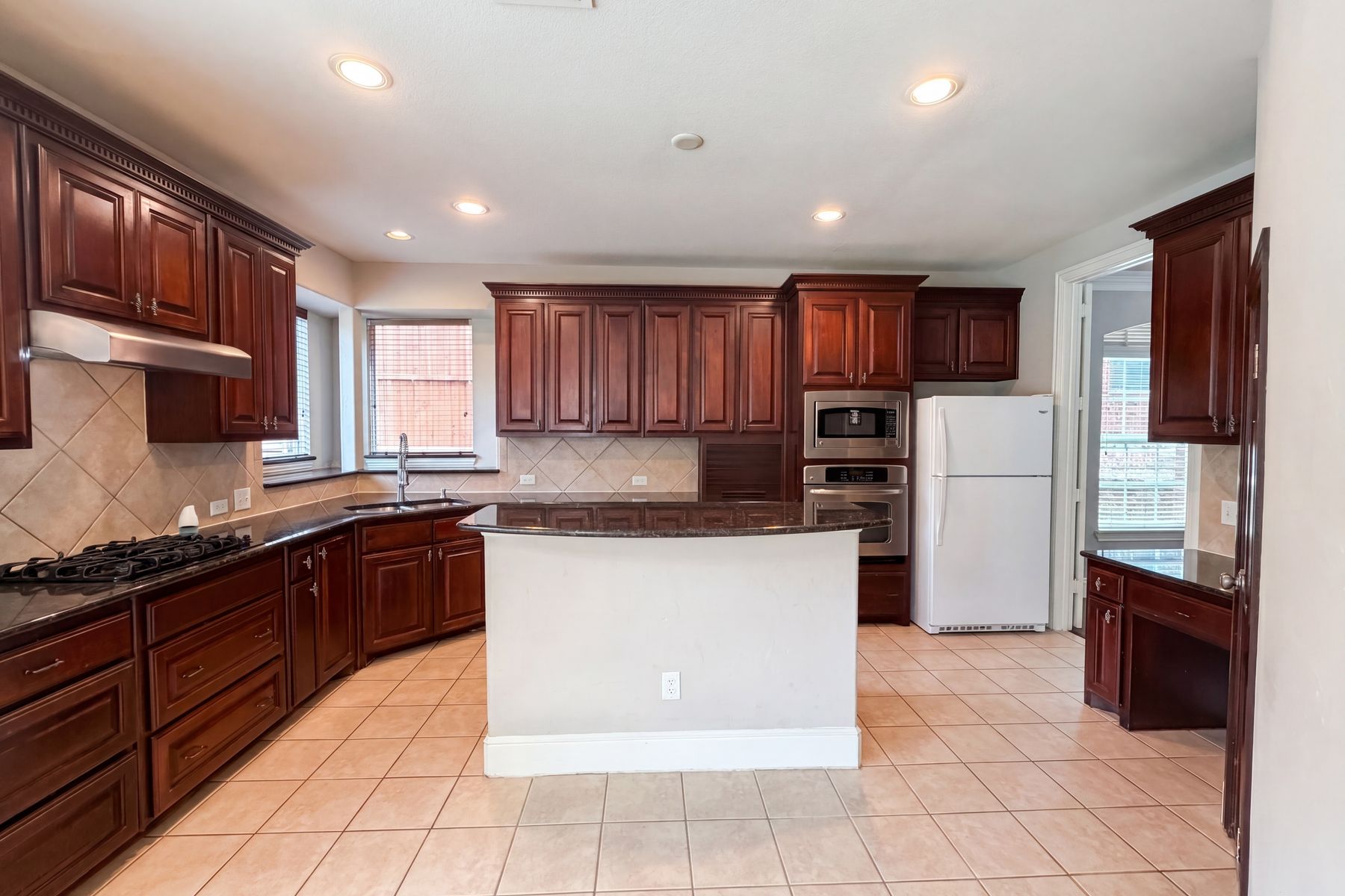 Photo 2 of 32 of 10330 Sandbar Dr, Irving, TX