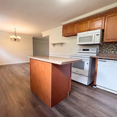 Property photo 2 of 325 19th Court Cir NE
