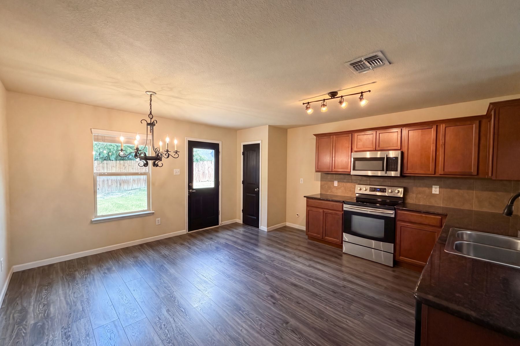 Photo 2 of 17 of 1404 Claire Ln, Royse City, TX