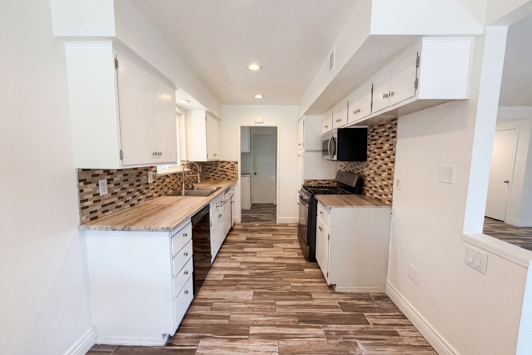 Photo 2 of 31 of 1422 Oakmont Dr, Roseville, CA