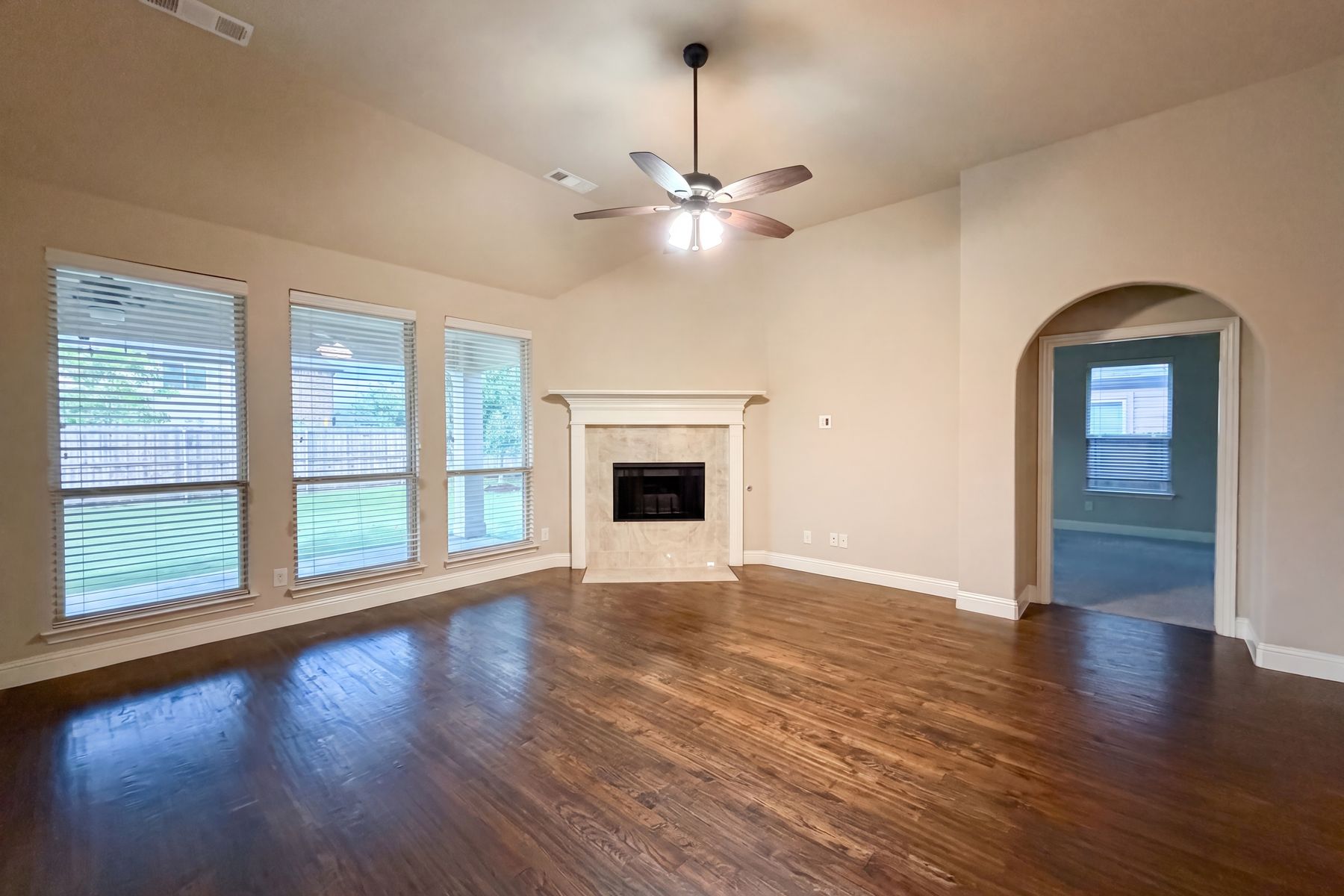 Property photo 3 of 725 Lyndhurst Dr