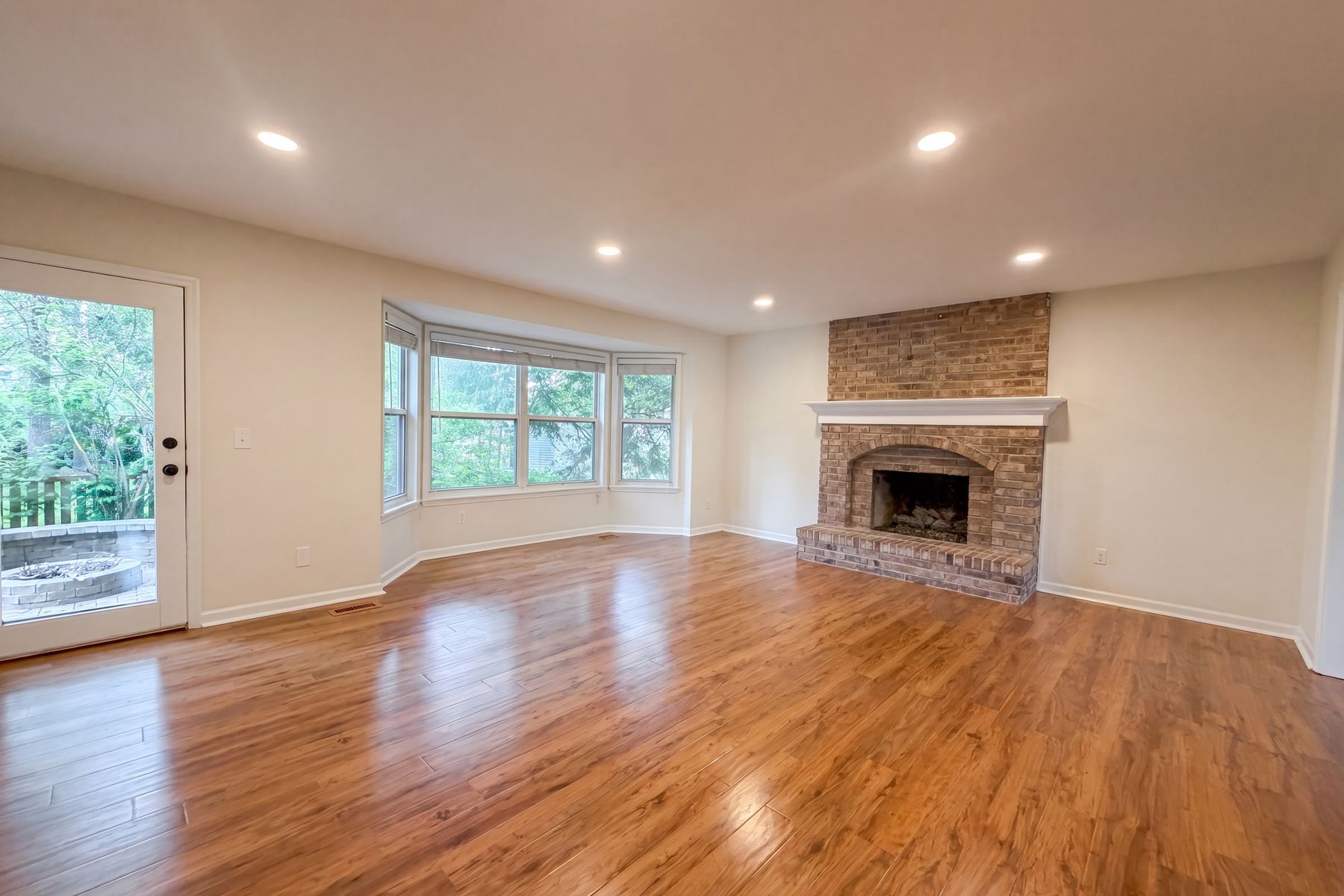 Property photo 3 of 16201 Surfview Ct