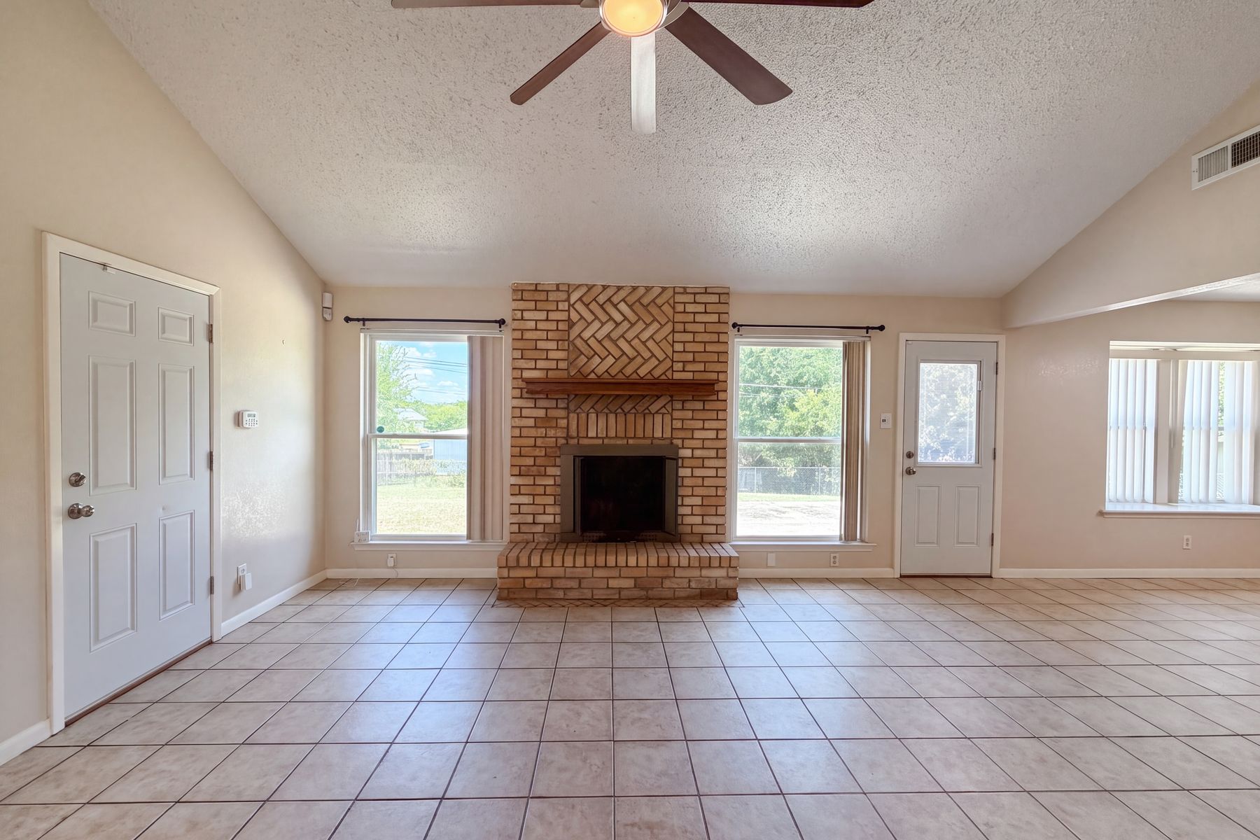 Property photo 3 of 2803 Persimmon Dr