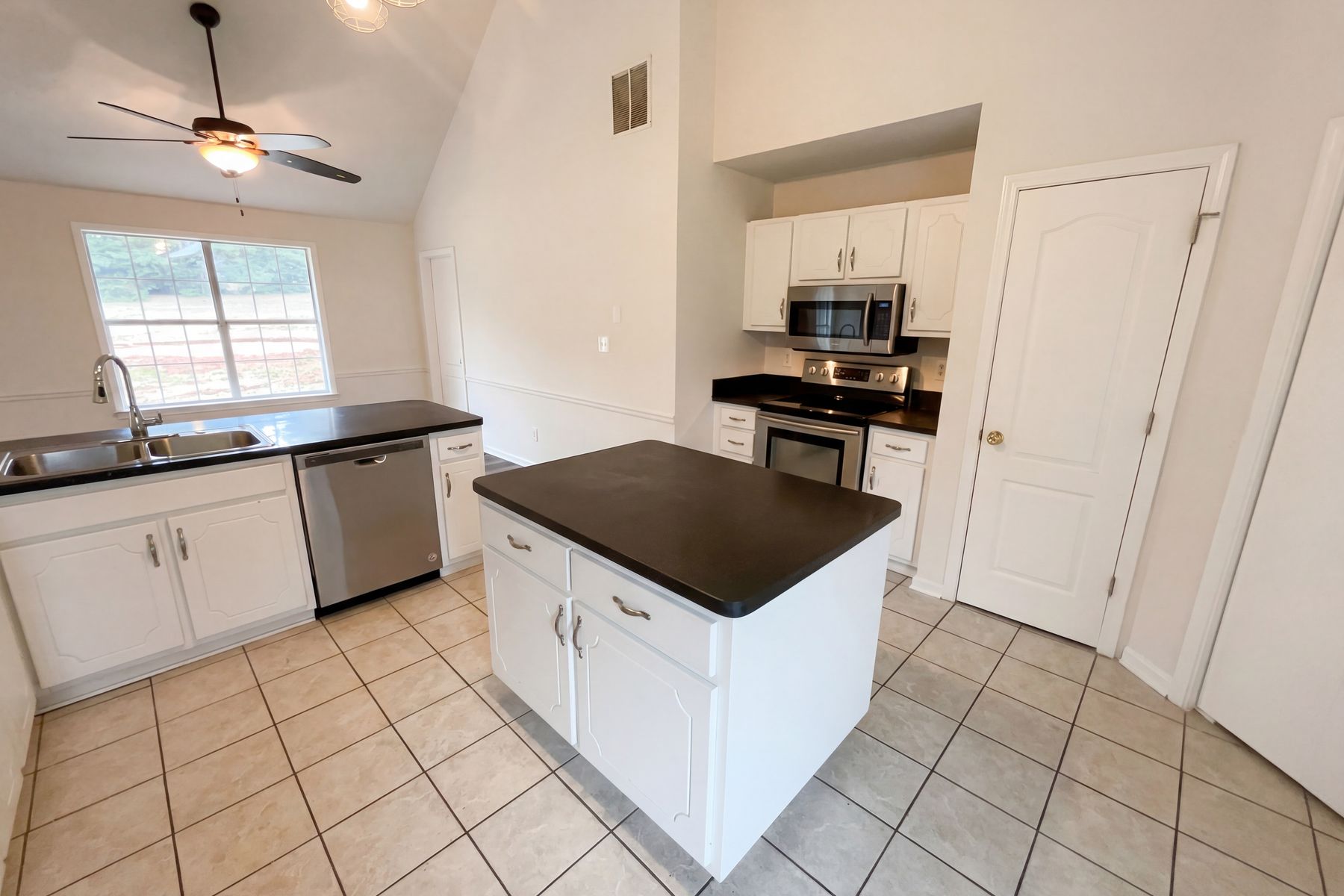 Photo 2 of 22 of 169 Manley Dr, Hampton, GA