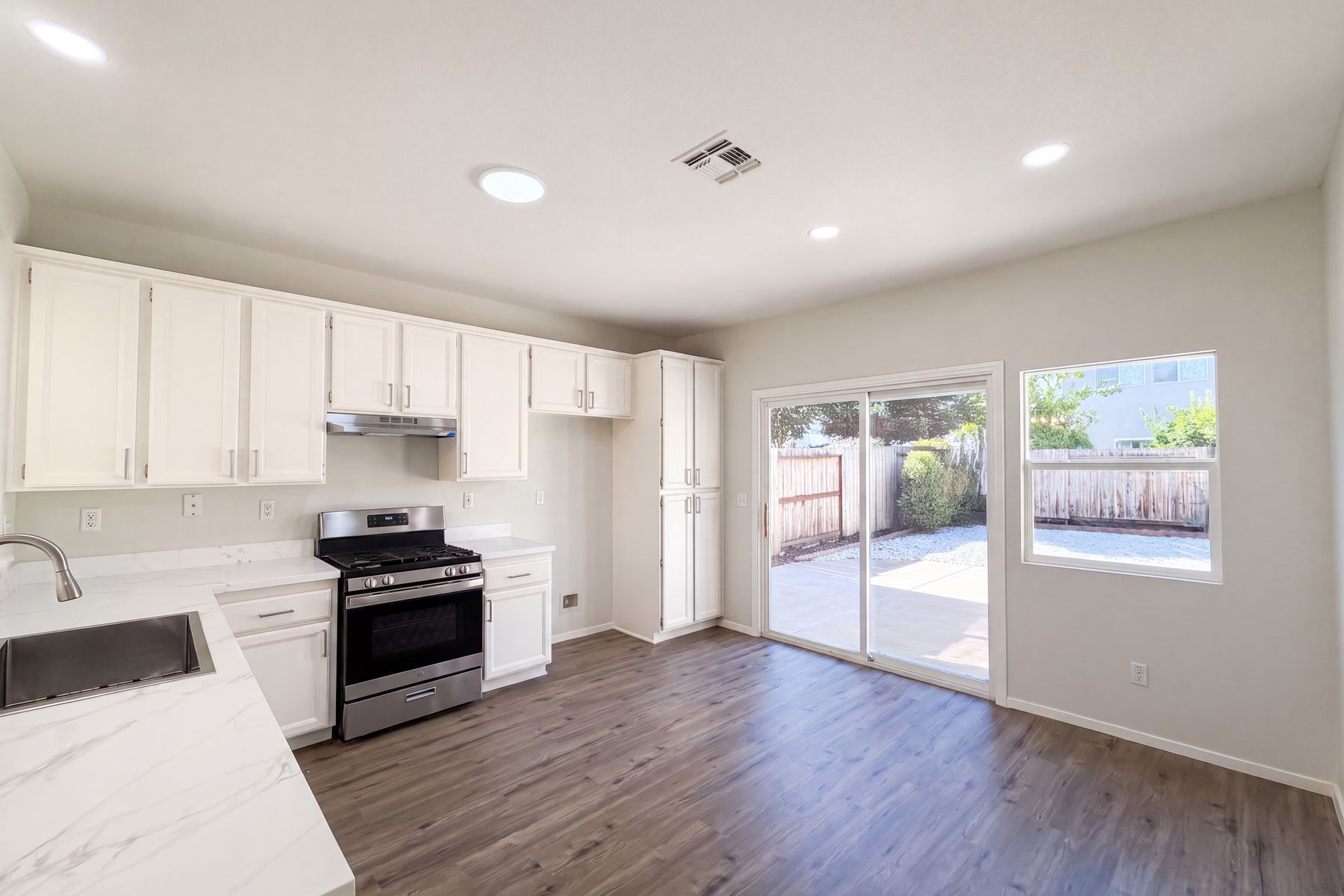 Photo 2 of 45 of 1570 Arcola Ave, Sacramento, CA