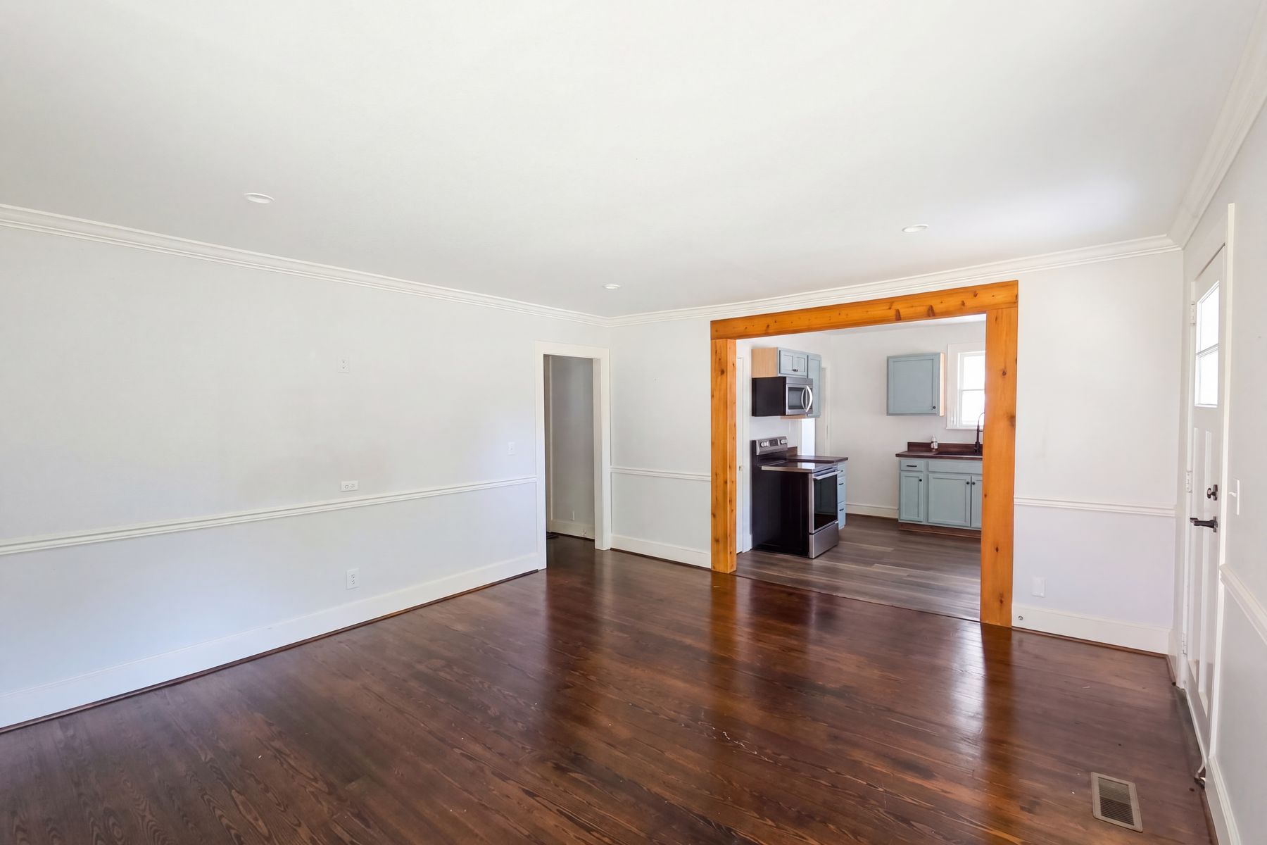 Property photo 3 of 1401 E 9th St