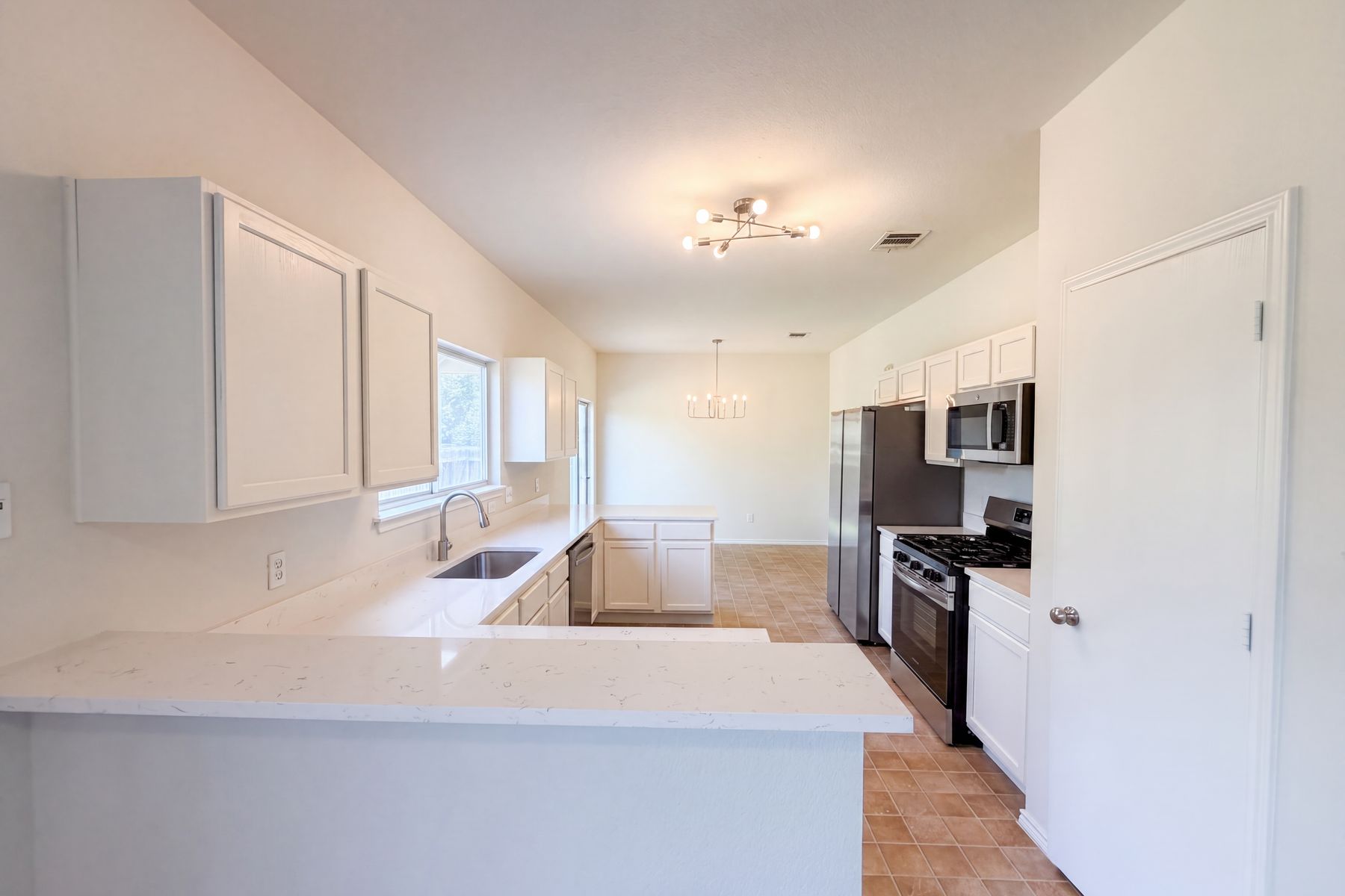 Photo 2 of 20 of 710 Encanto Dr, Leander, TX