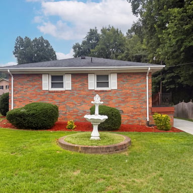 Property photo 1 of 608 E Morehead St