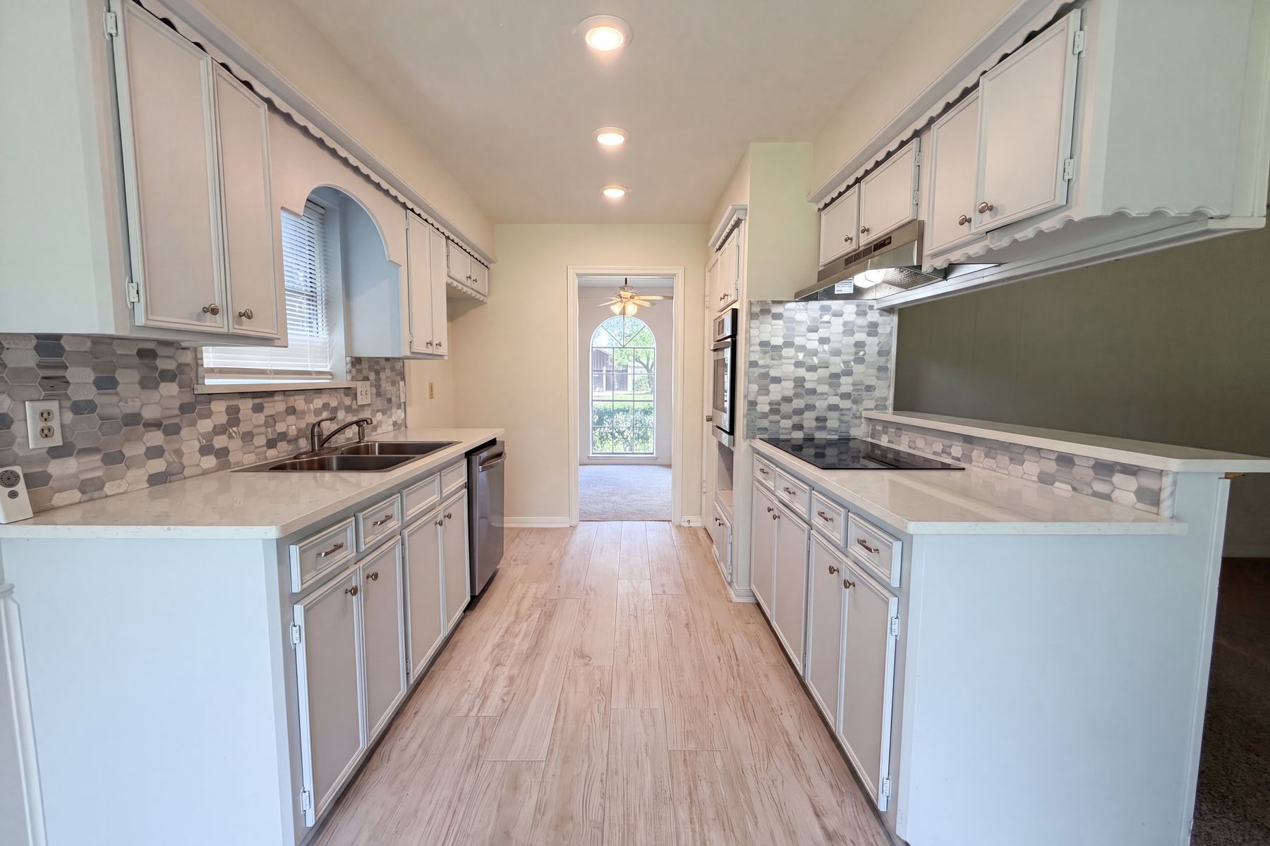 Photo 2 of 22 of 16338 Hollow Wood Dr, Houston, TX