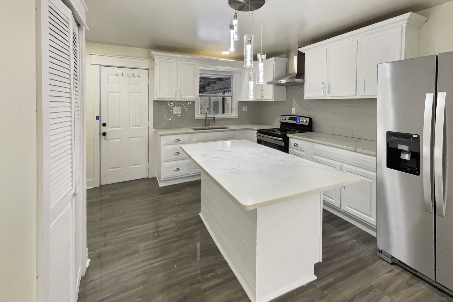 Photo 2 of 17 of 4055 N Grand Ave, Indianapolis, IN