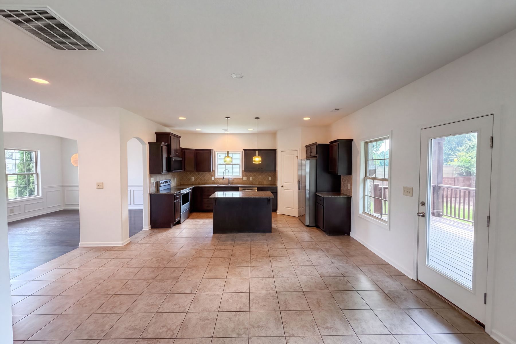 Photo 2 of 44 of 791 W Glenview Dr, Lenoir City, TN
