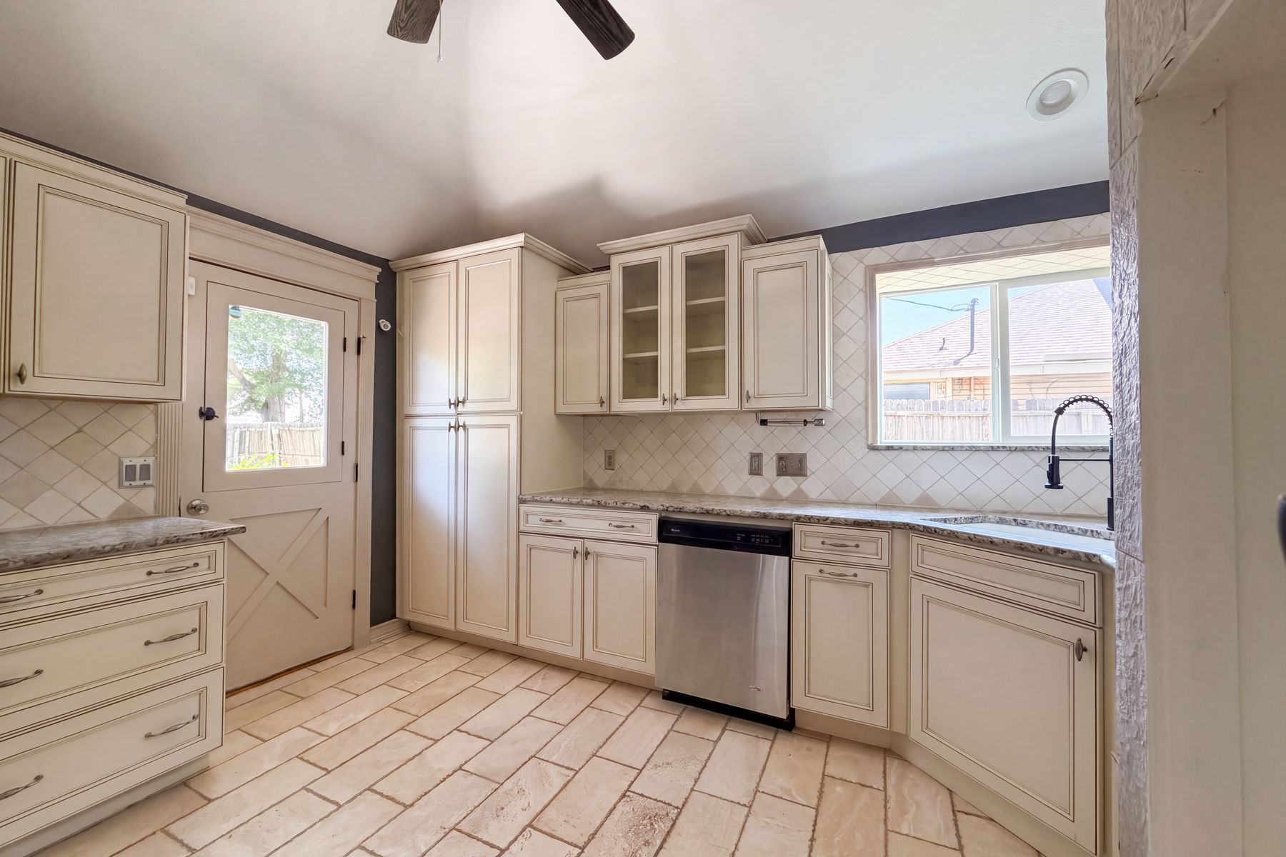 Photo 2 of 22 of 6315 Meadow Glen Dr, Arlington, TX