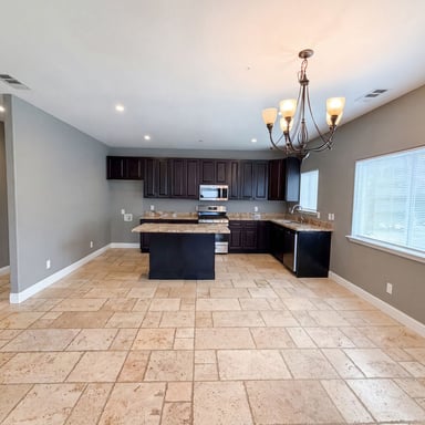 Property photo 2 of 257 Sutter Crst W