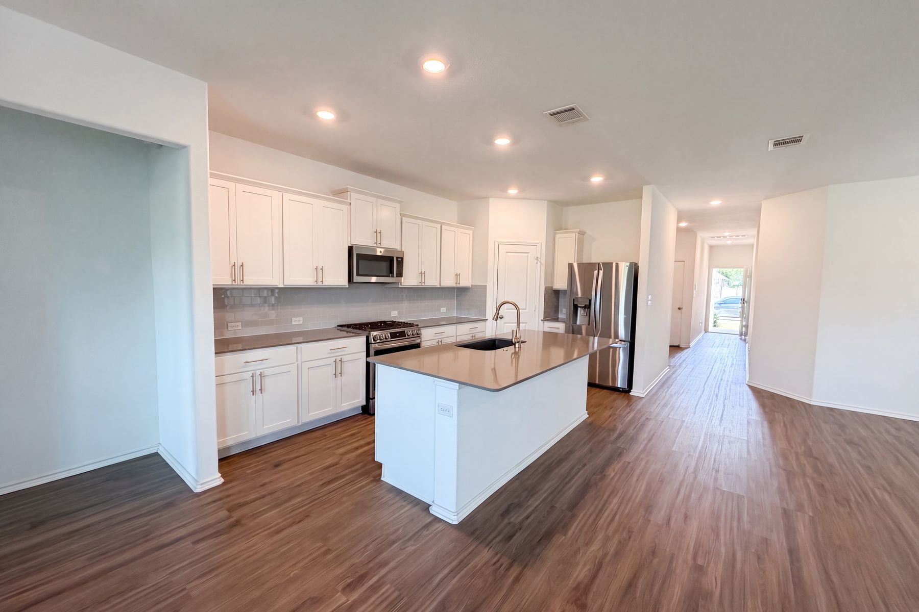 Photo 2 of 16 of 424 Wolf Springs Rd, Georgetown, TX