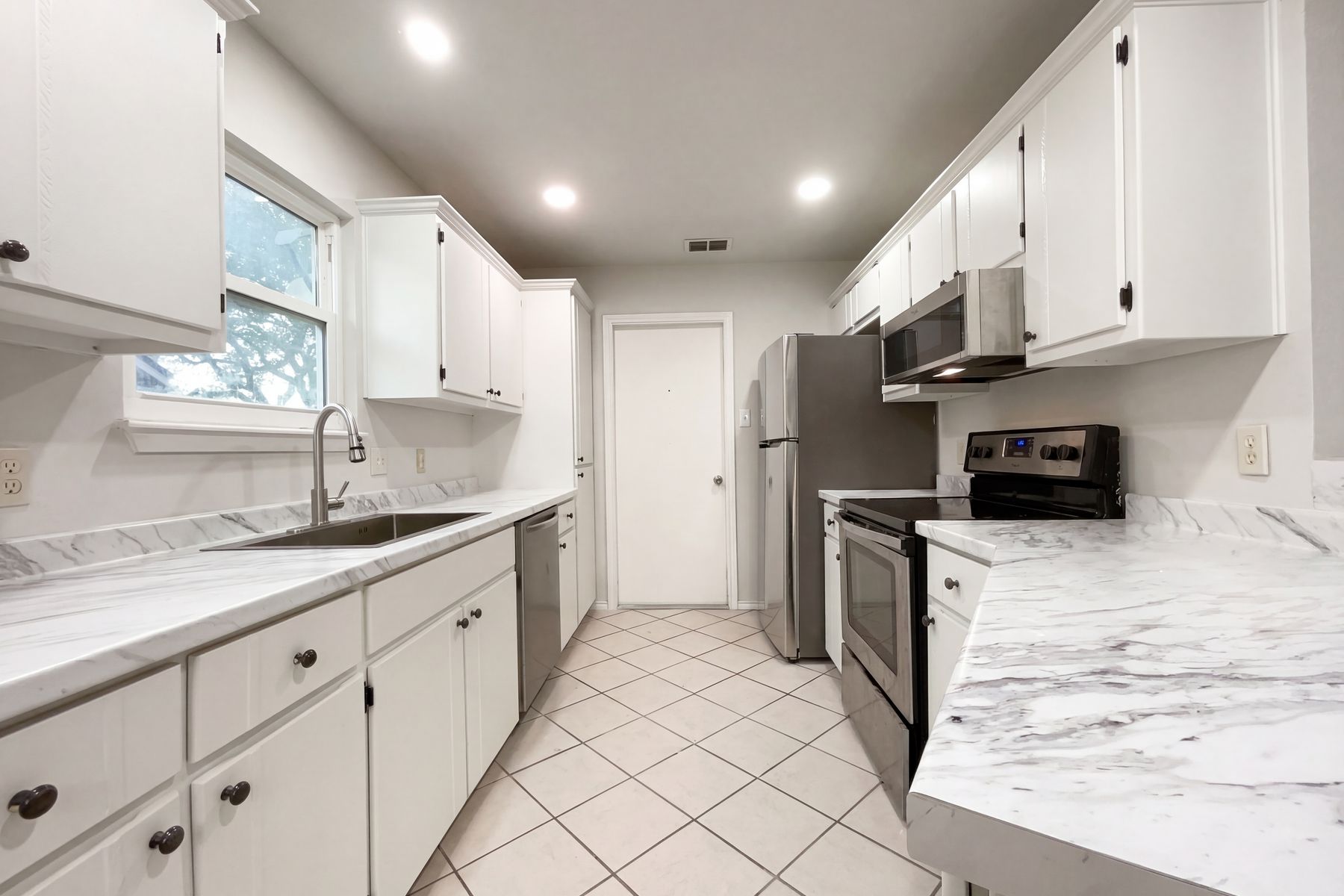 Photo 2 of 16 of 2175 Timberleaf Cir, Ingleside, TX