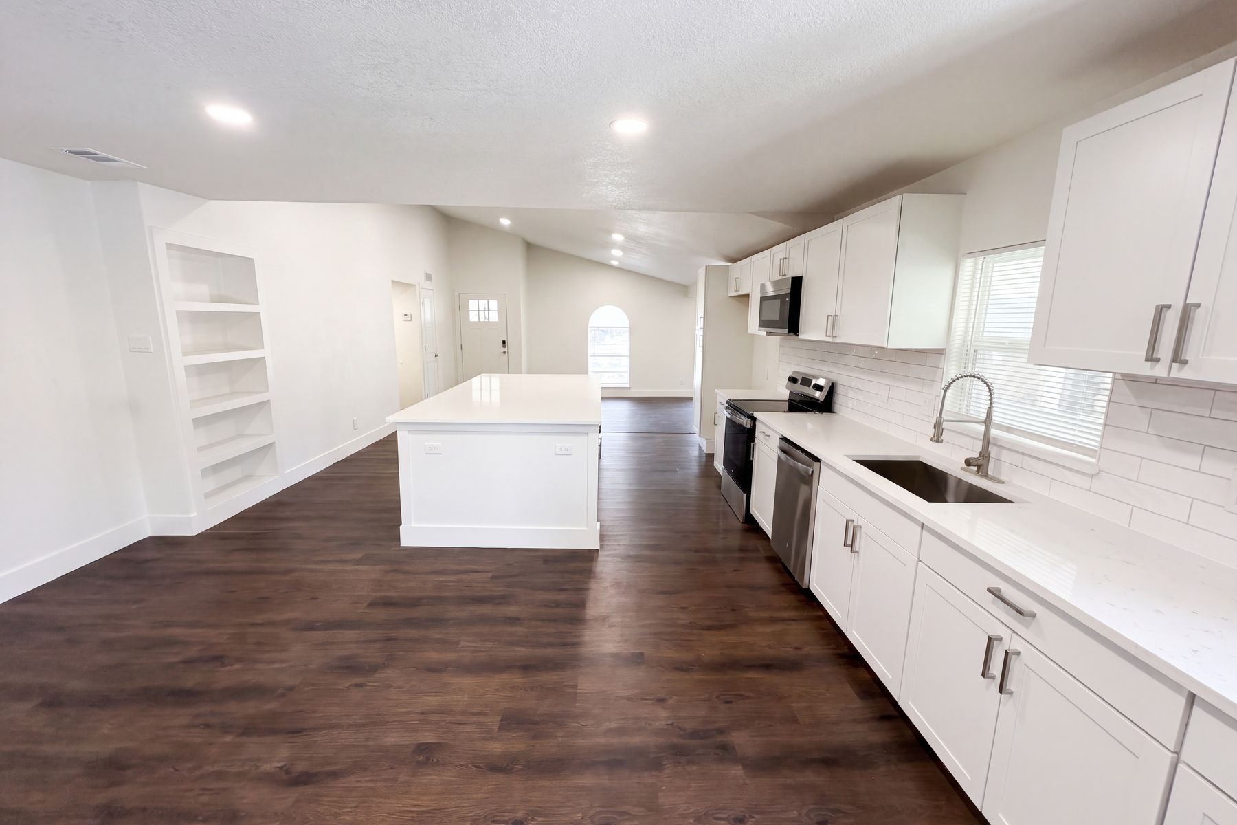 Photo 2 of 21 of 3111 Windsor Rd, Carrollton, TX